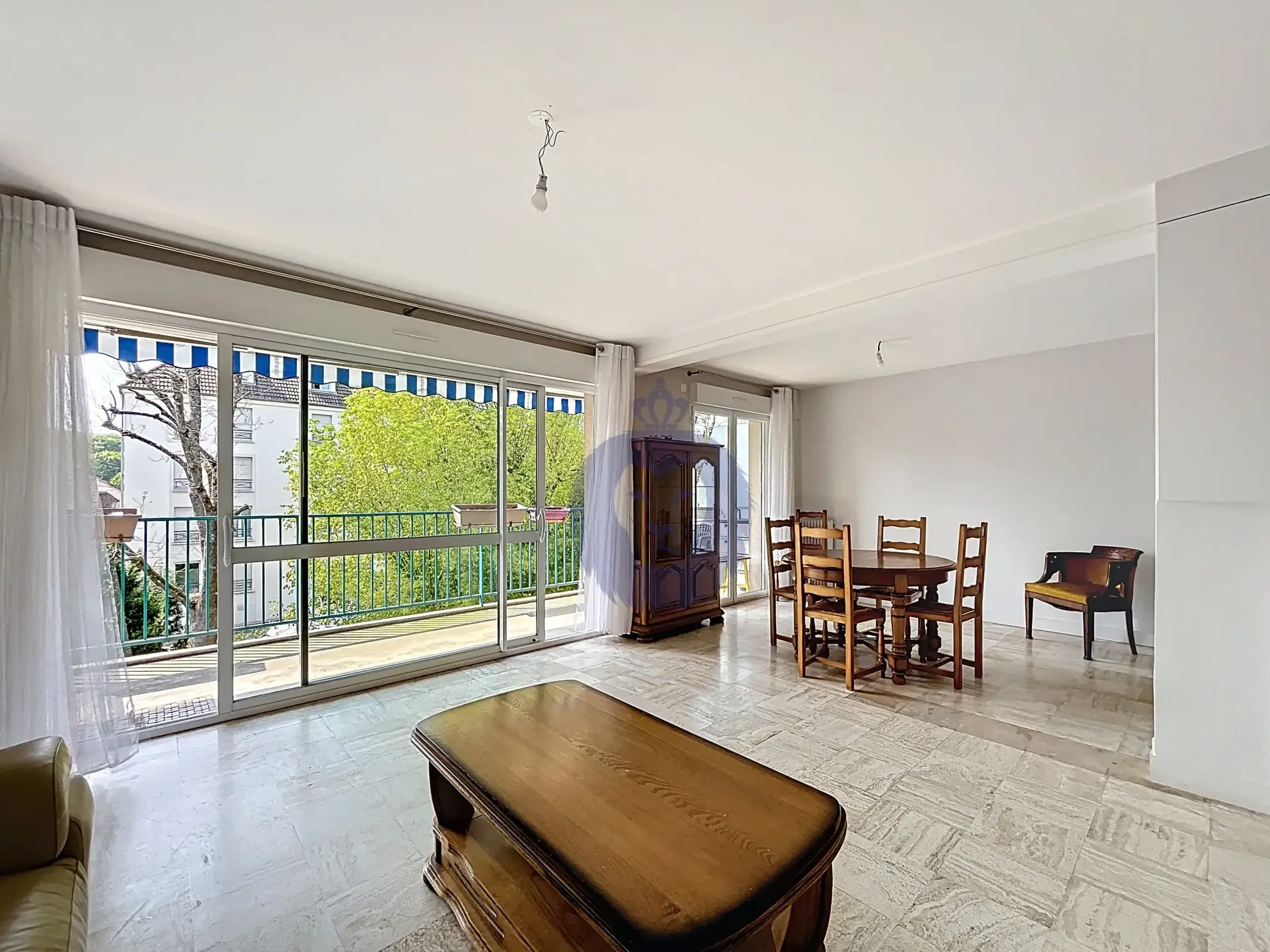 Appartement 4 pièces à Melun avec balcon, résidence calme et services inclus 