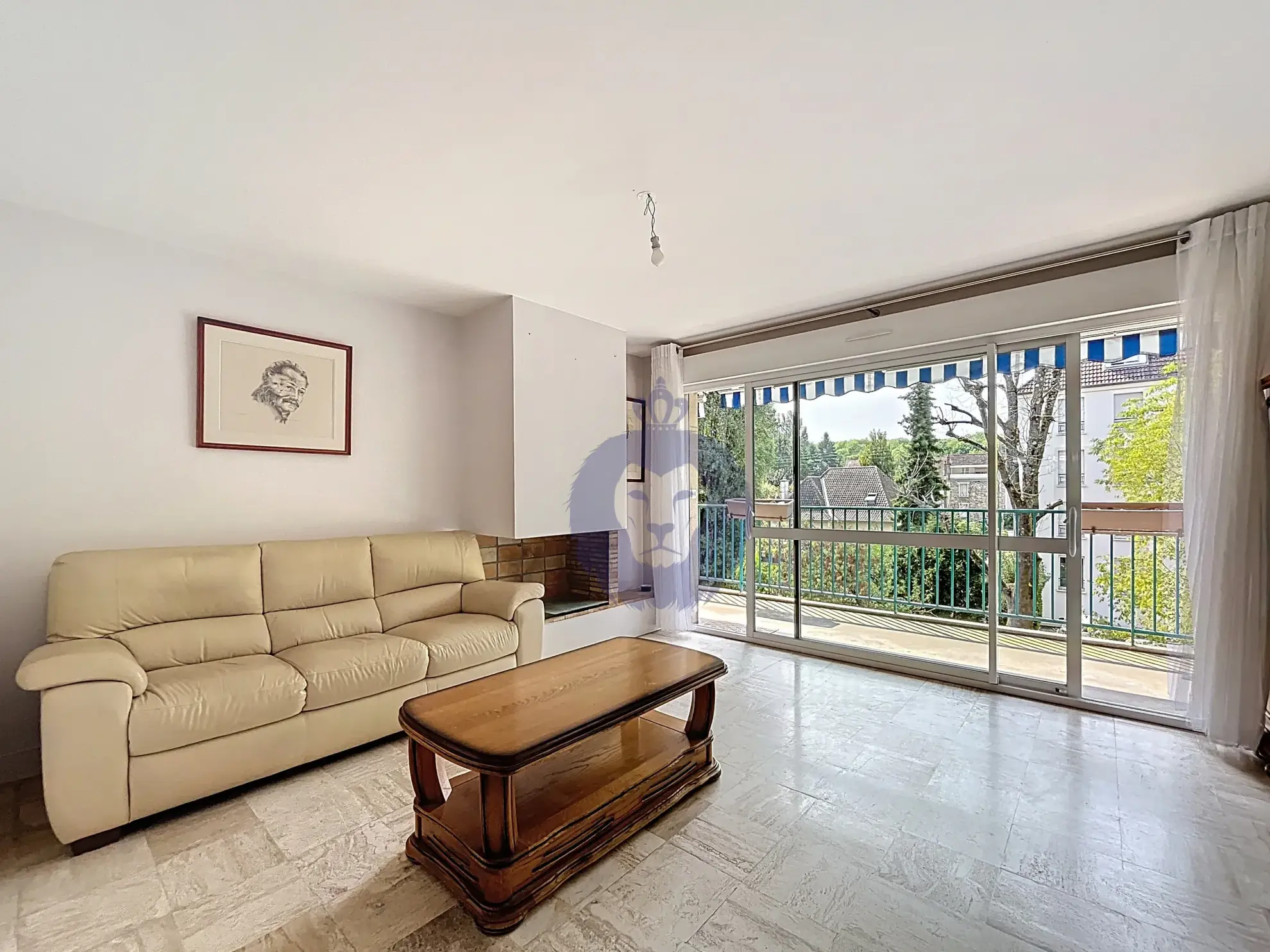 Appartement 4 pièces à Melun avec balcon, résidence calme et services inclus 