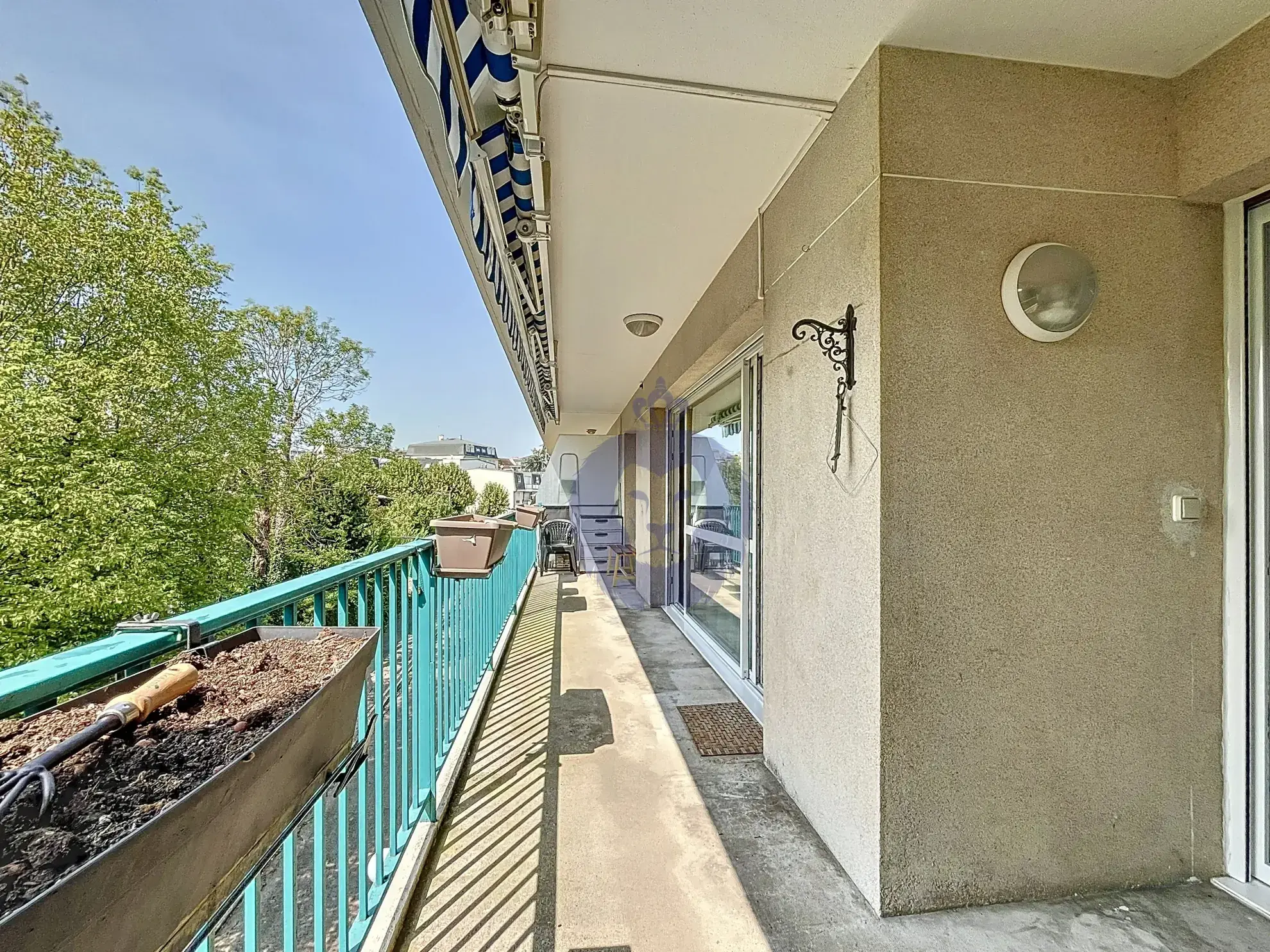 Appartement 4 pièces à Melun avec balcon, résidence calme et services inclus 