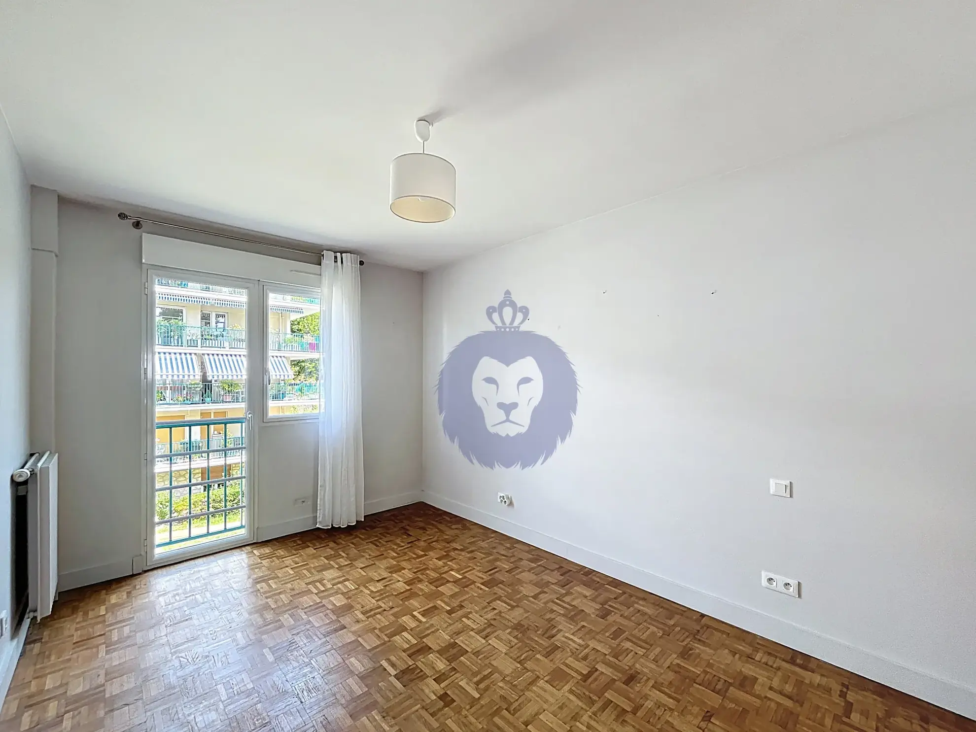 Appartement 4 pièces à Melun avec balcon, résidence calme et services inclus 