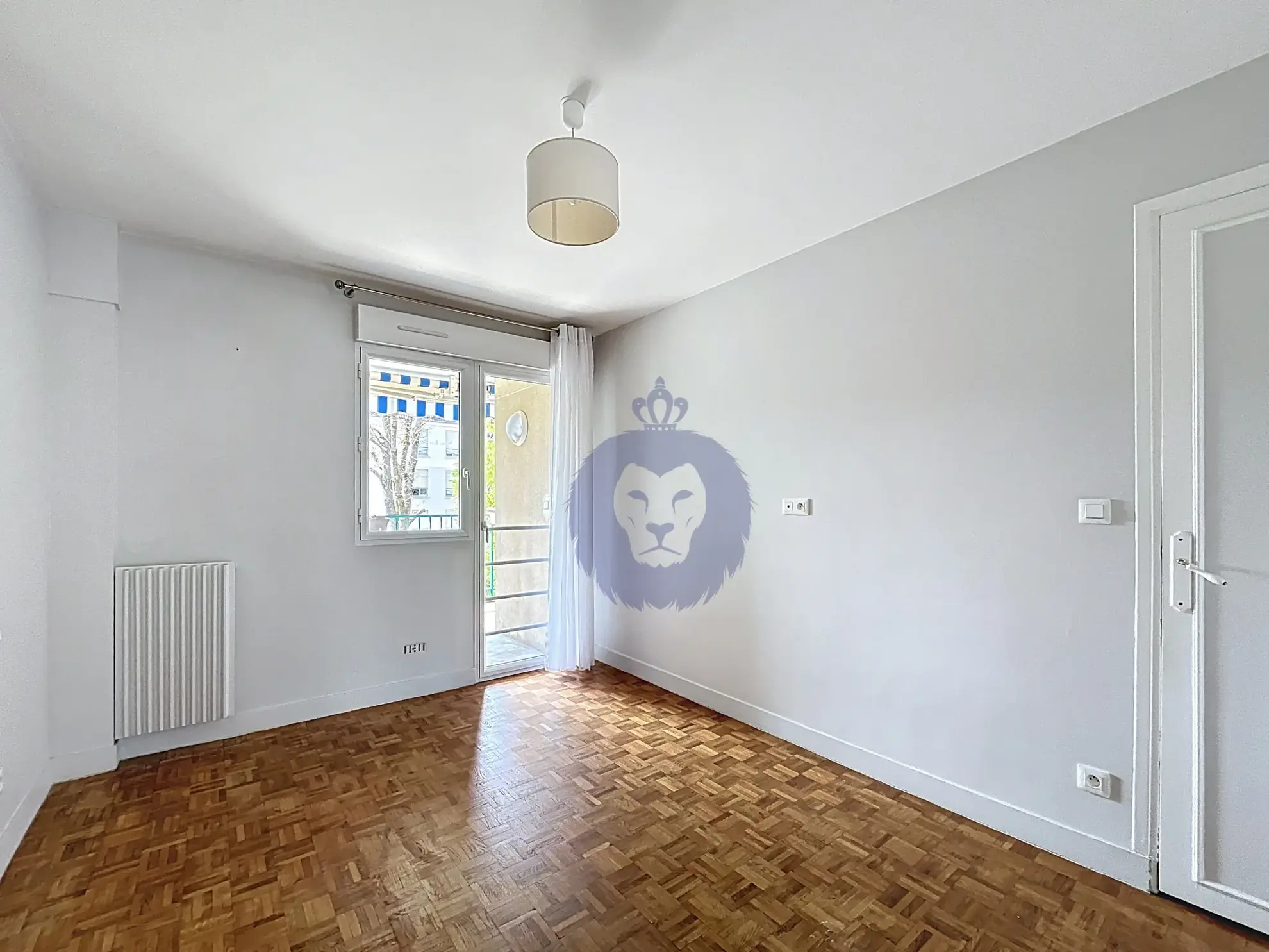 Appartement 4 pièces à Melun avec balcon, résidence calme et services inclus 