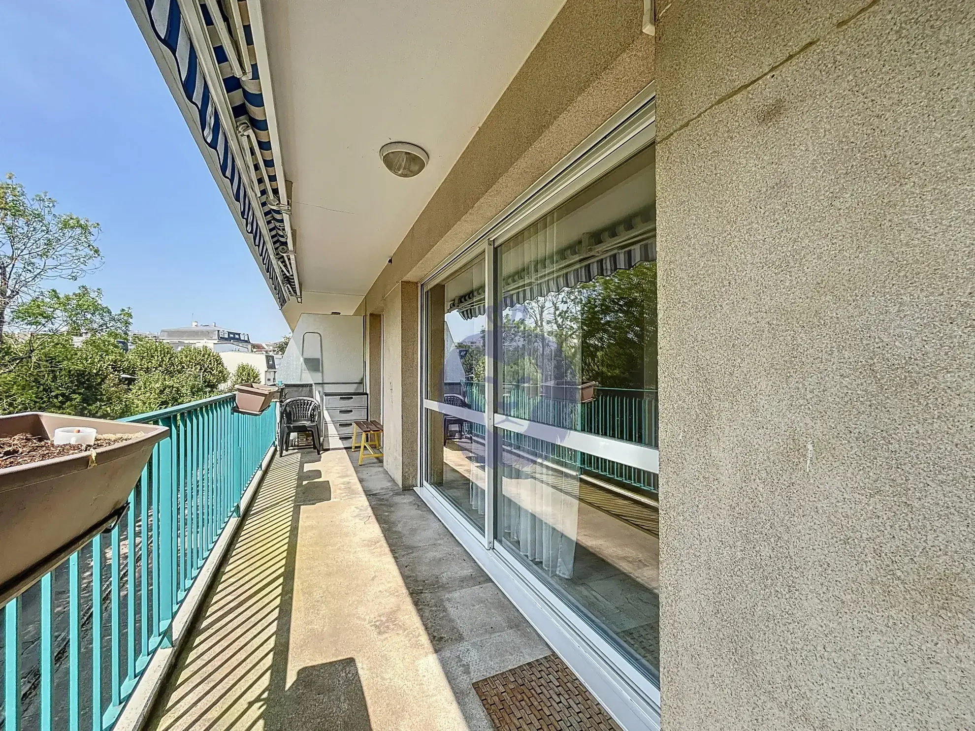 Appartement 4 pièces à Melun avec balcon, résidence calme et services inclus 