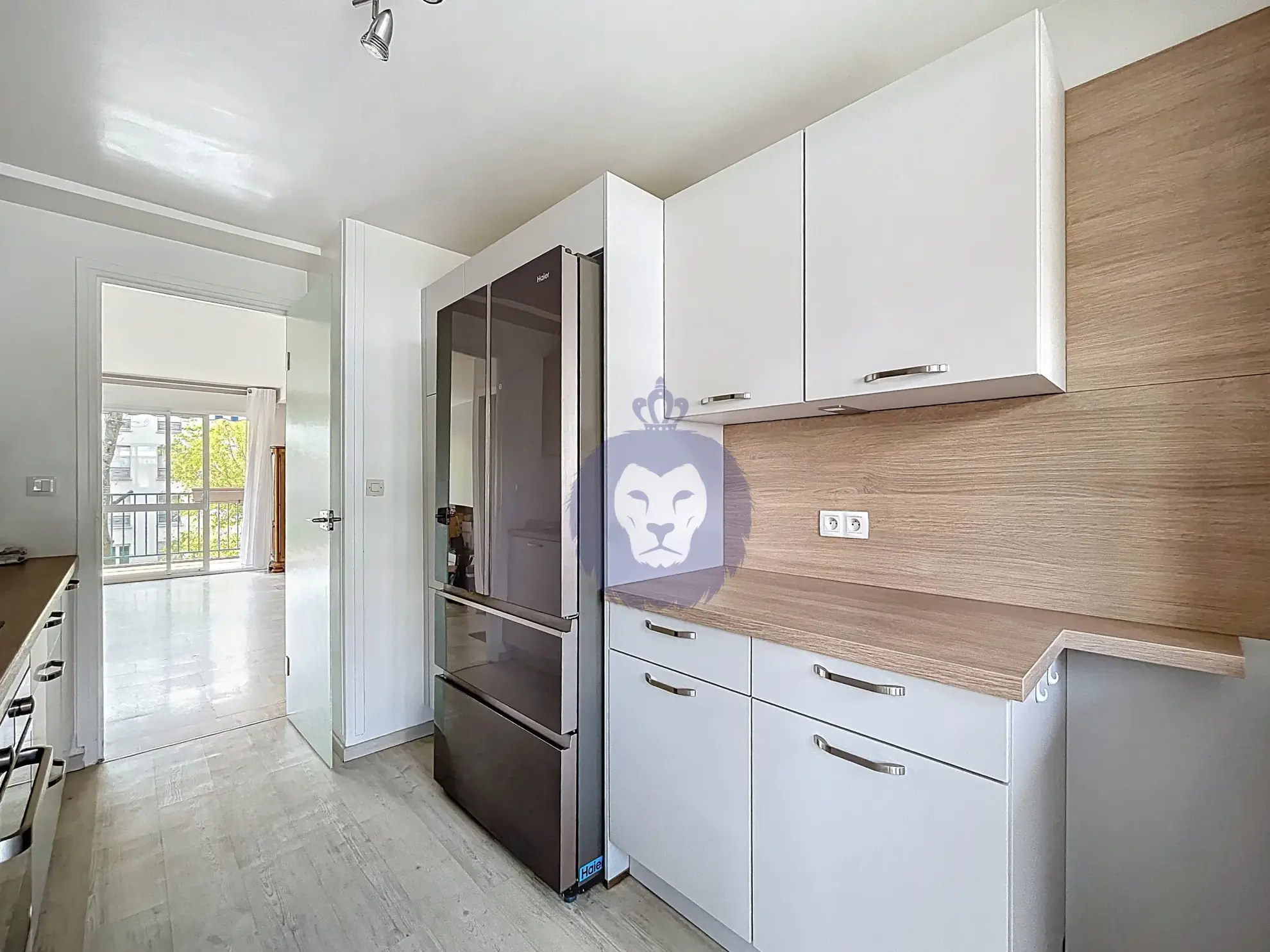 Appartement 4 pièces à Melun avec balcon, résidence calme et services inclus 