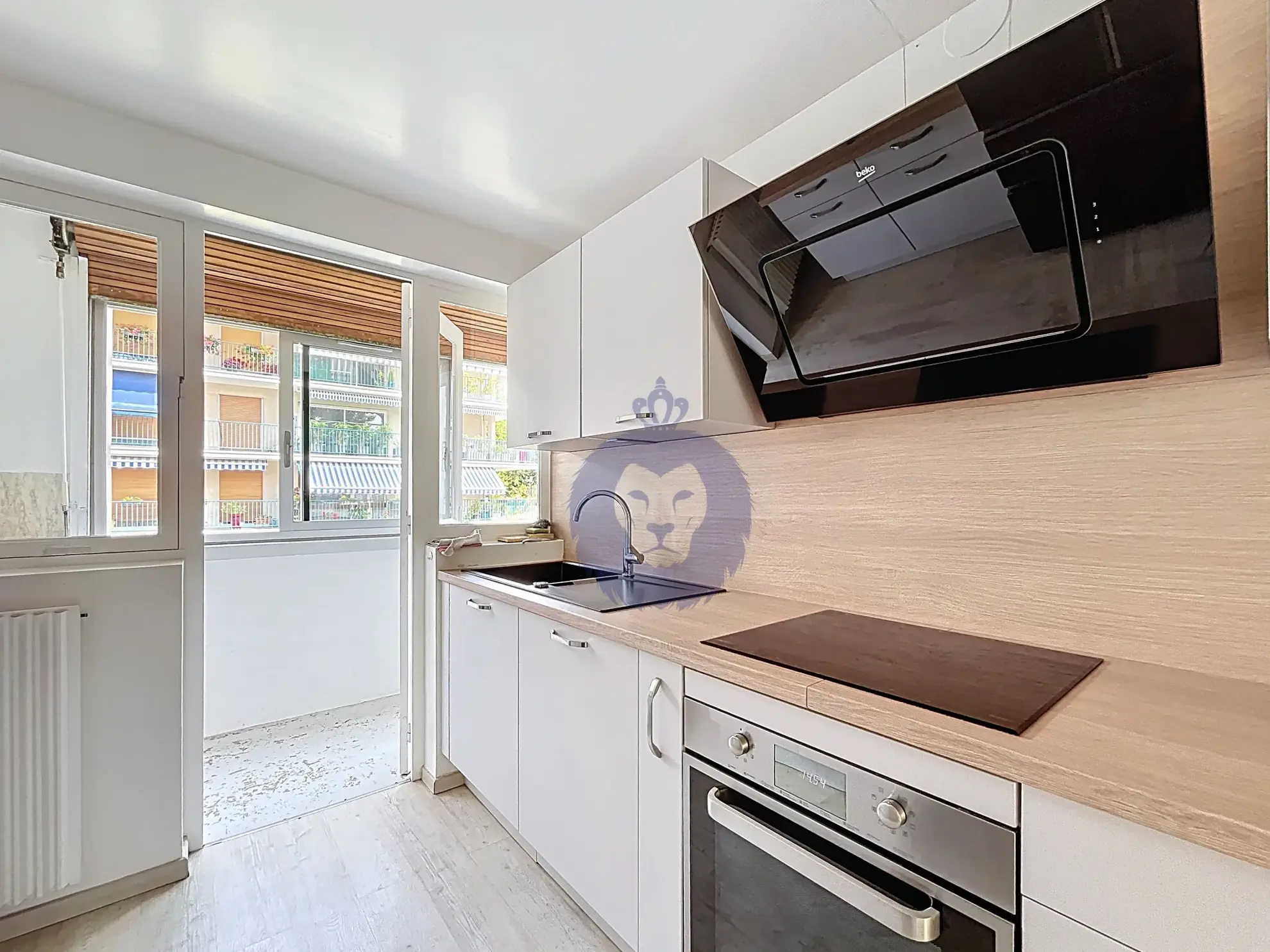 Appartement 4 pièces à Melun avec balcon, résidence calme et services inclus 