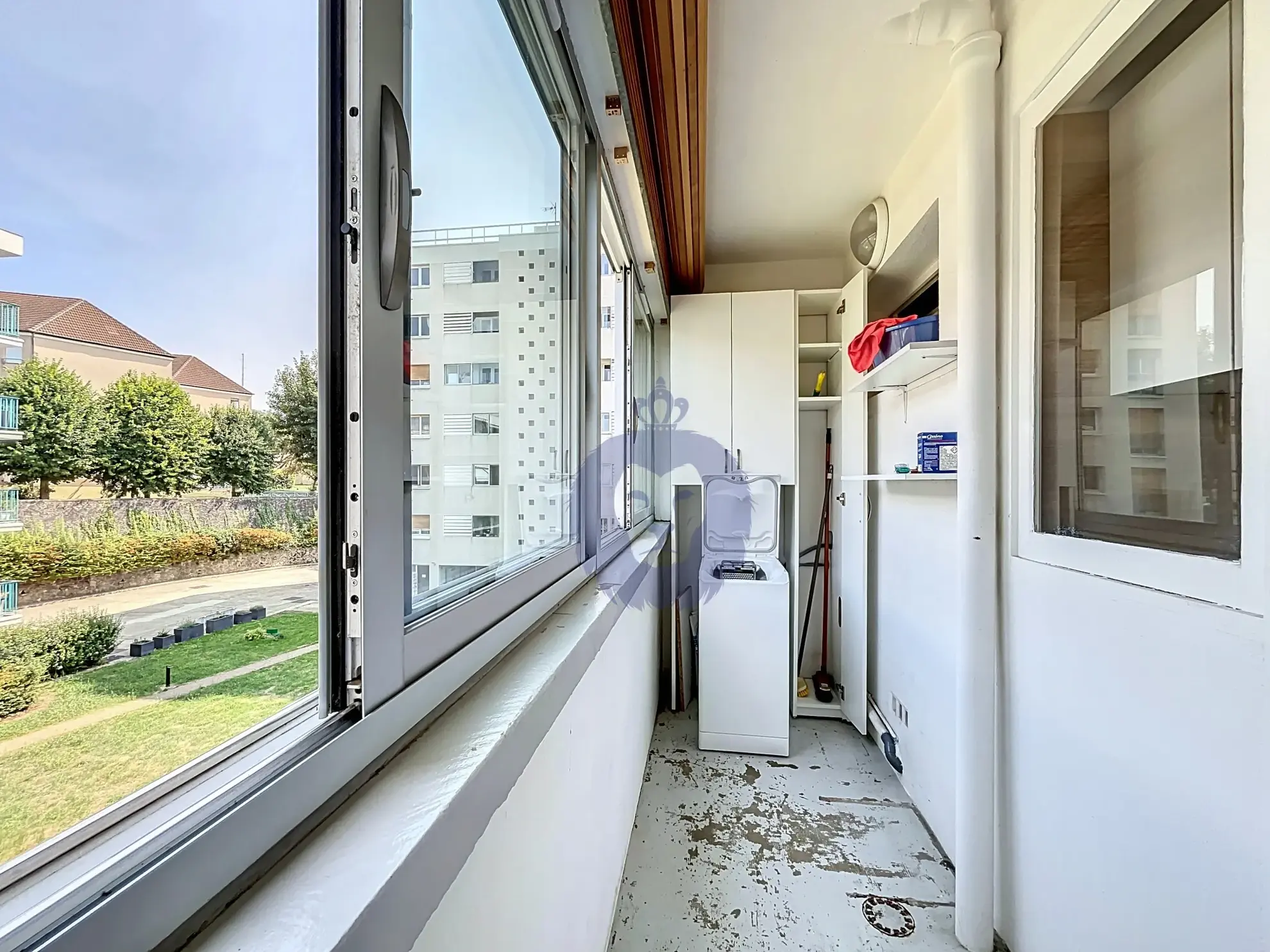 Appartement 4 pièces à Melun avec balcon, résidence calme et services inclus 
