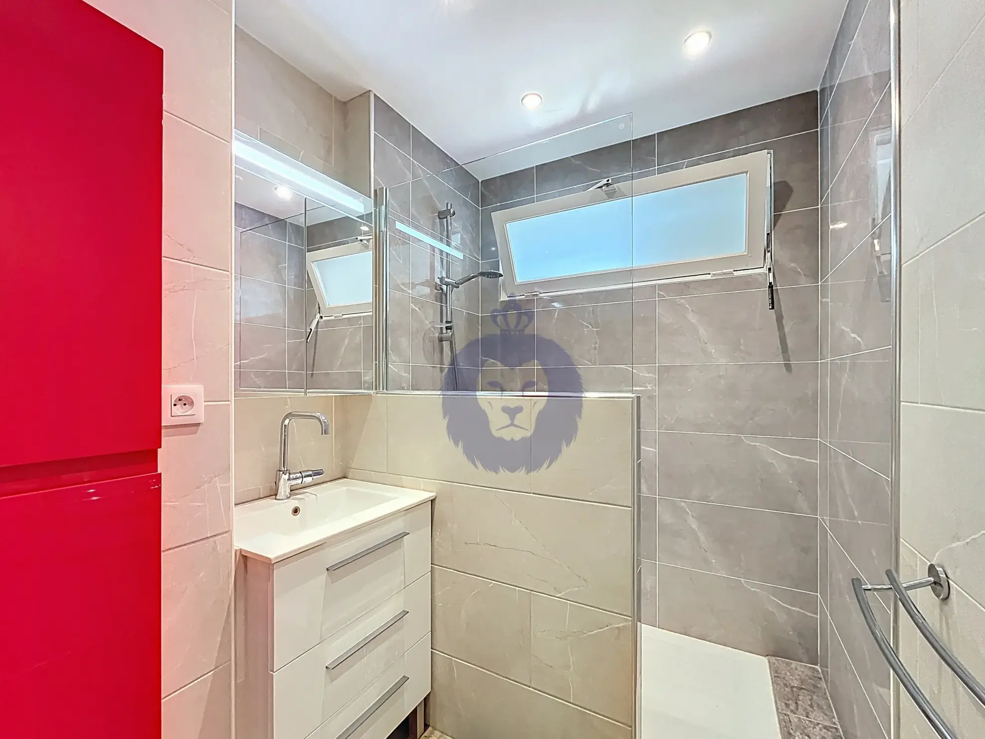 Appartement 4 pièces à Melun avec balcon, résidence calme et services inclus 