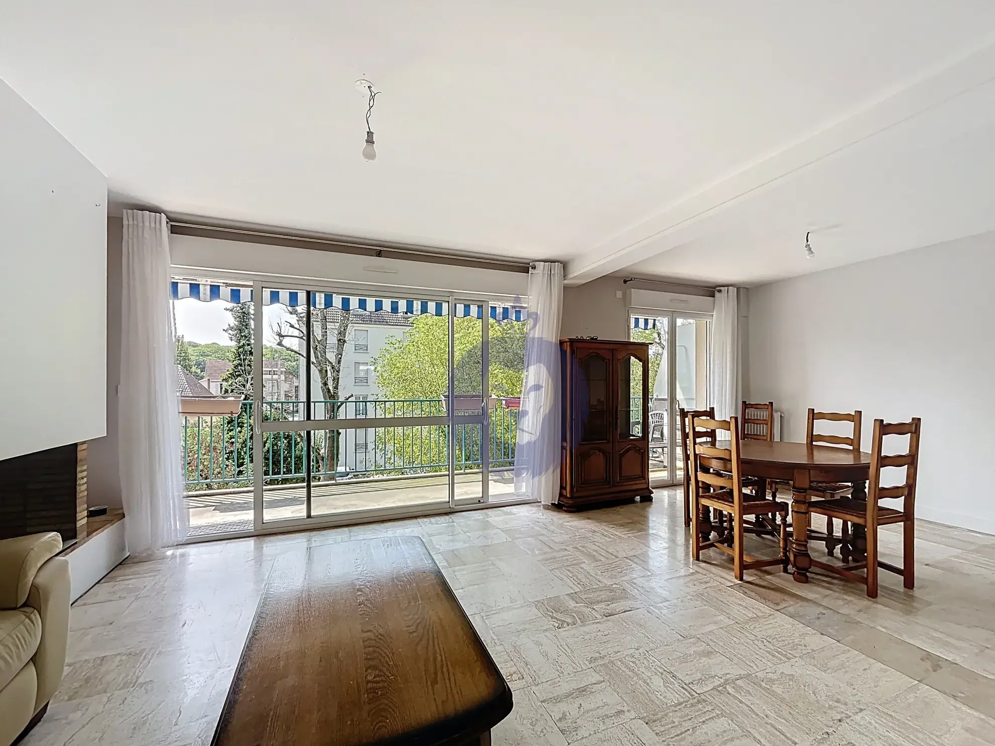 Appartement 4 pièces à Melun avec balcon, résidence calme et services inclus