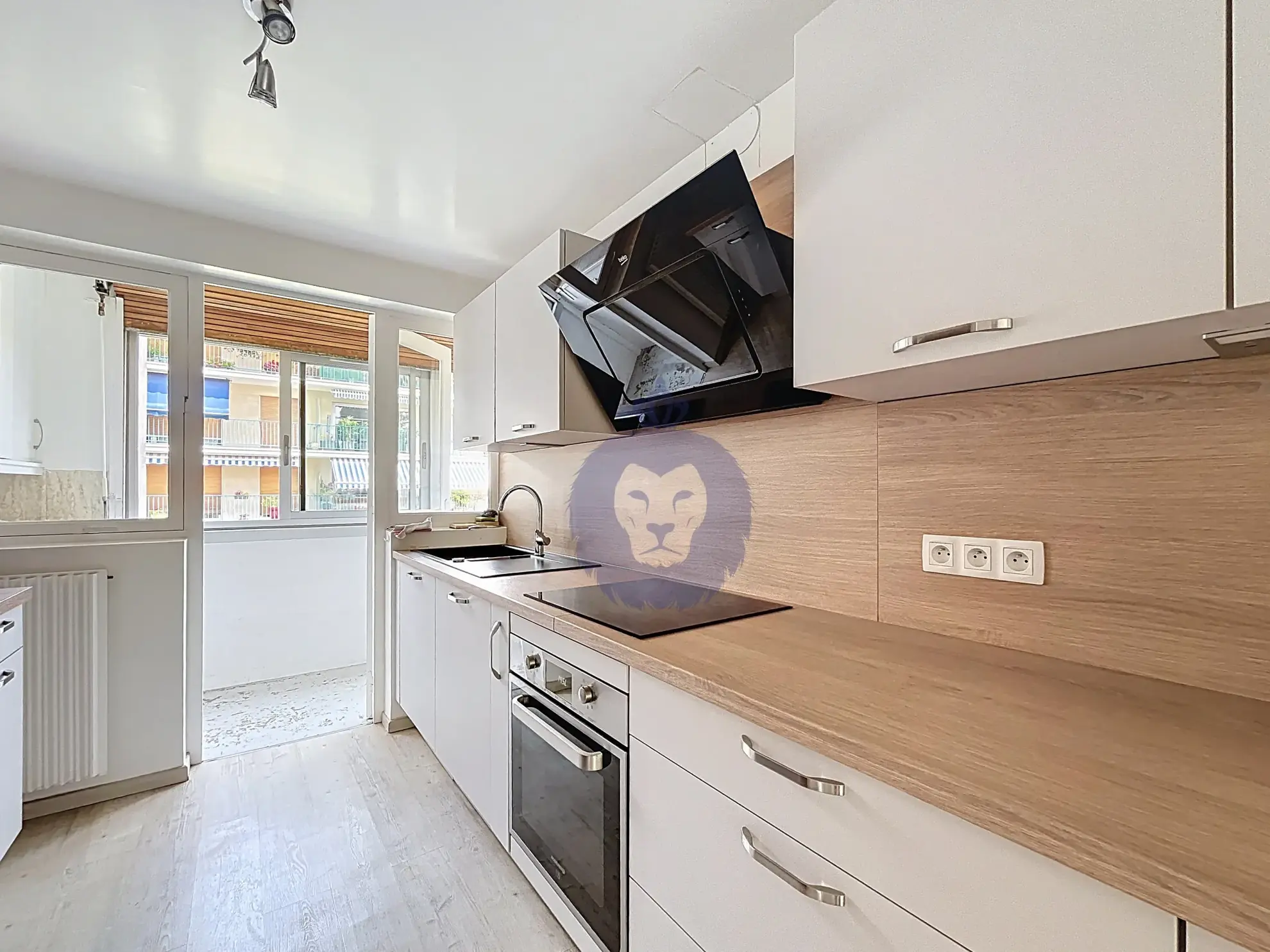 Appartement 4 pièces à Melun avec balcon, résidence calme et services inclus 