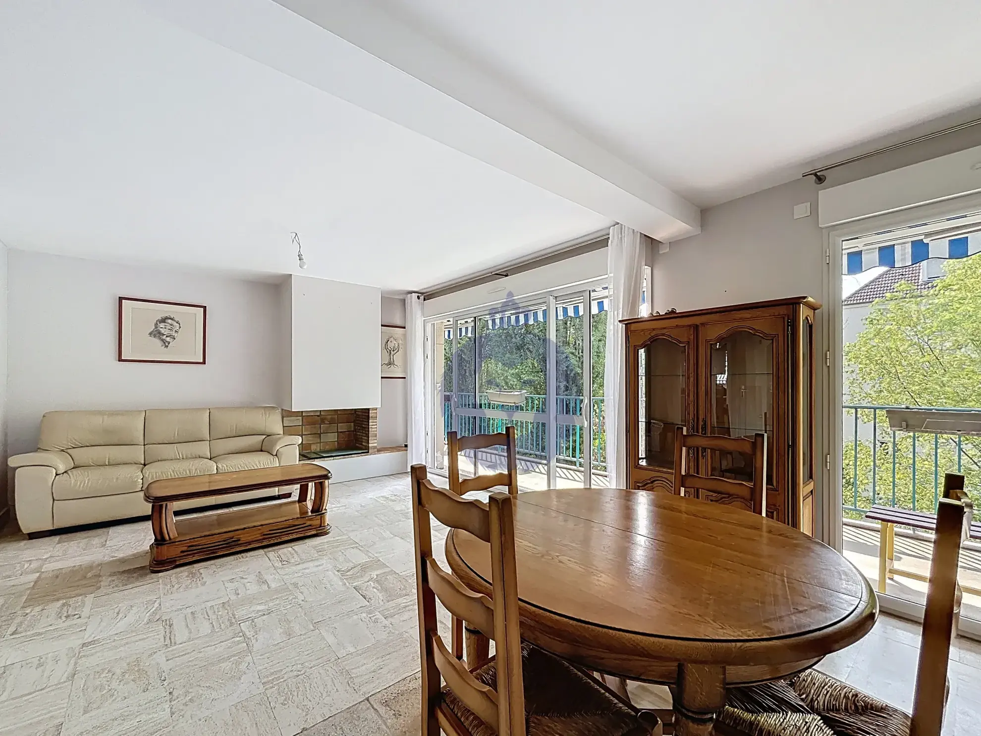 Appartement 4 pièces à Melun avec balcon, résidence calme et services inclus 