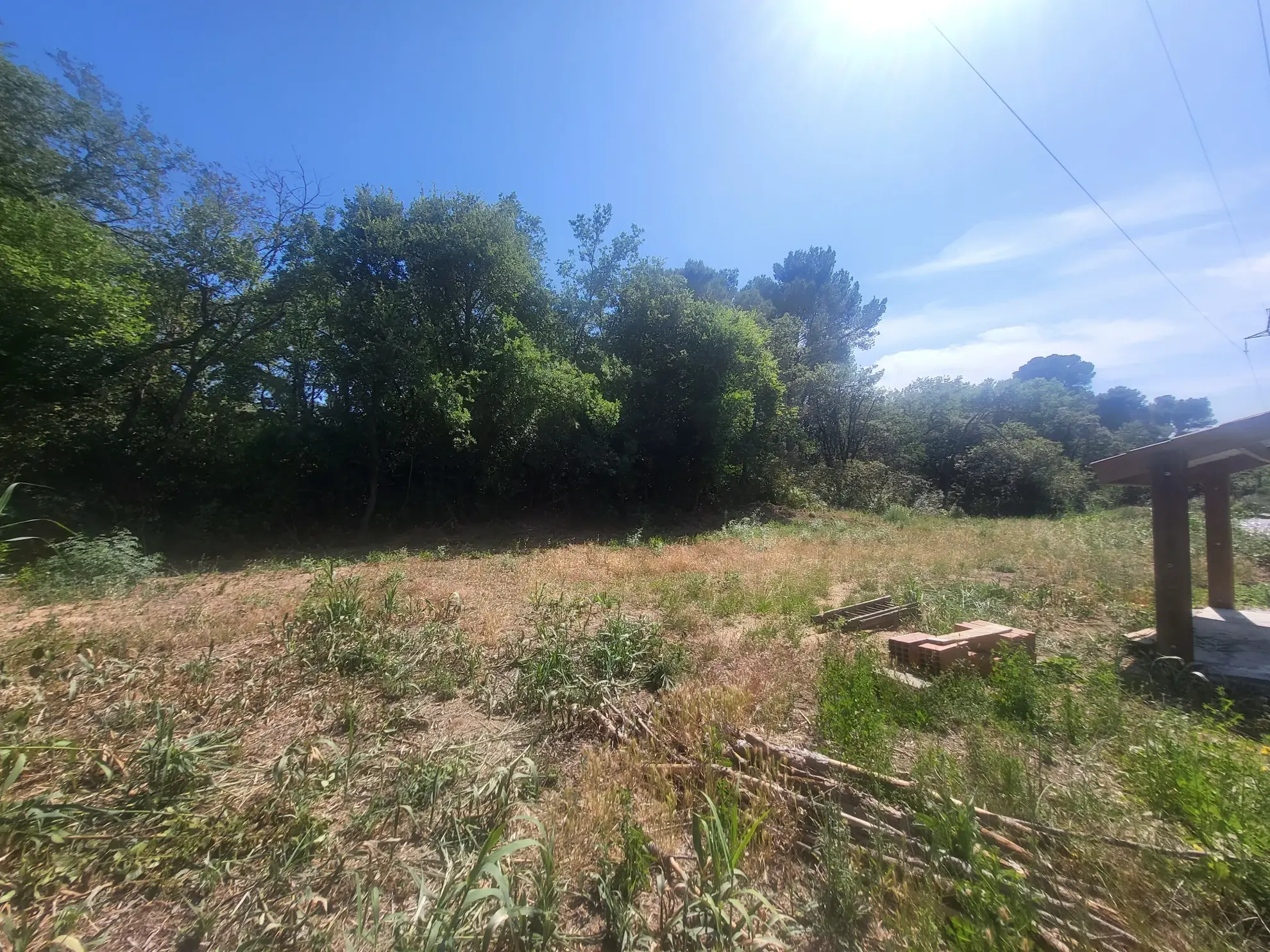 Terrain agricole à Servian de 3705 m² avec équipements et environnement calme 