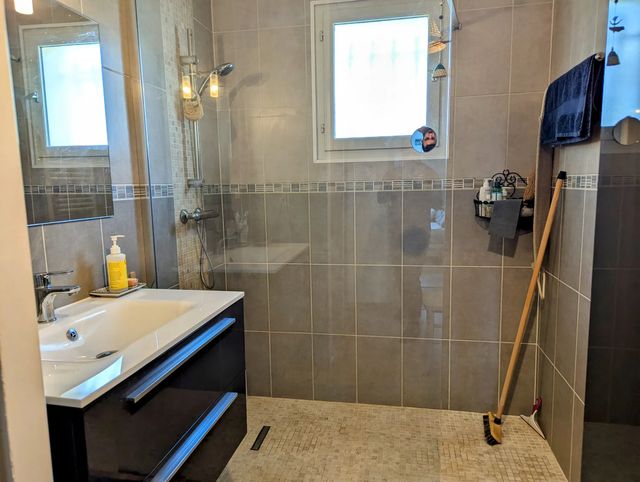 Villa récente à Ginestas avec jardin et atelier, idéale pour résidence ou investissement 