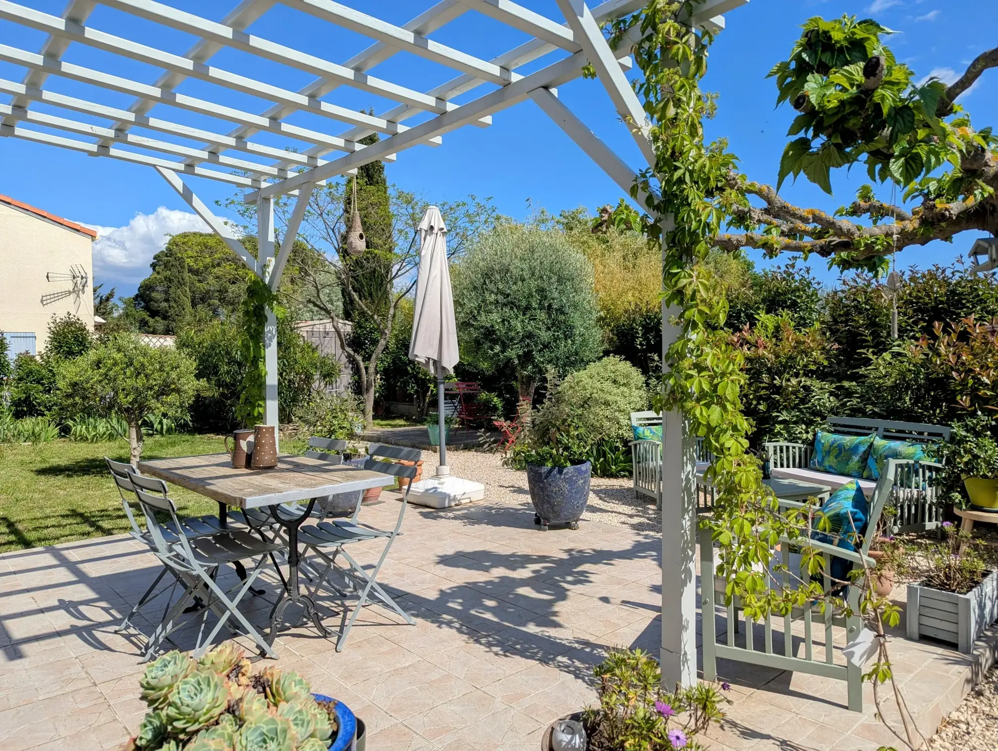 Villa récente à Ginestas avec jardin et atelier, idéale pour résidence ou investissement 