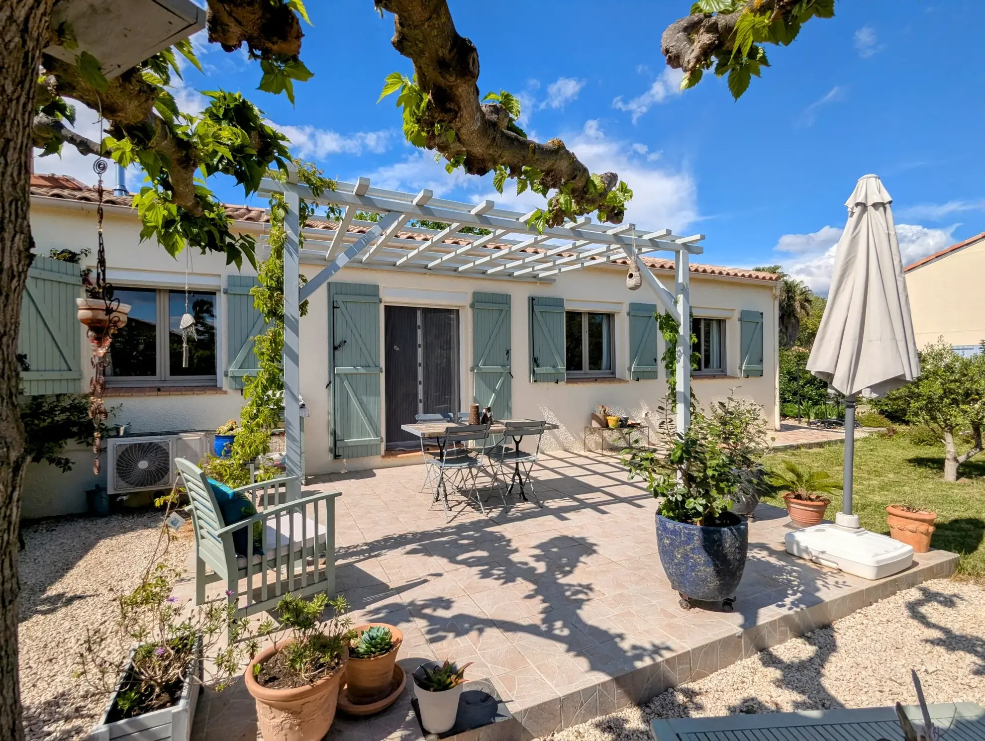 Villa récente à Ginestas avec jardin et atelier, idéale pour résidence ou investissement