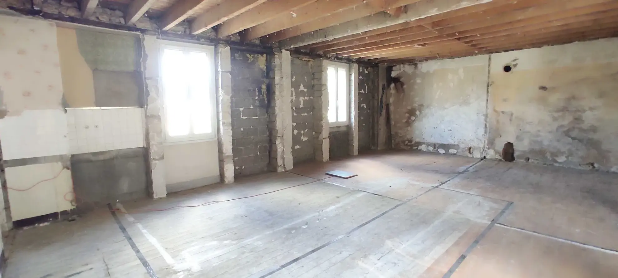 Maison à rénover à Oyonnax, potentiel pour investisseurs et artisans 