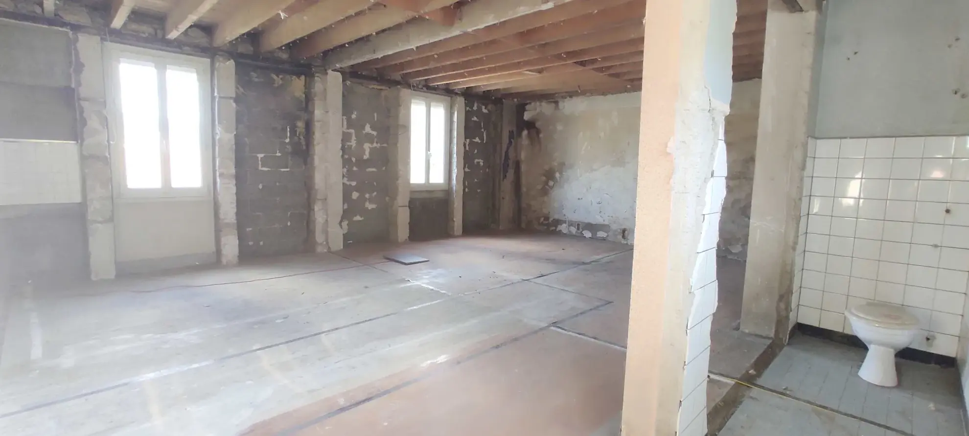 Maison à rénover à Oyonnax, potentiel pour investisseurs et artisans 