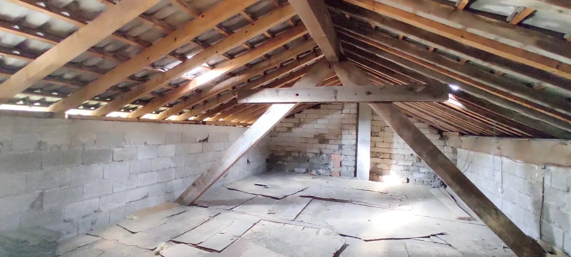 Maison à rénover à Oyonnax, potentiel pour investisseurs et artisans 