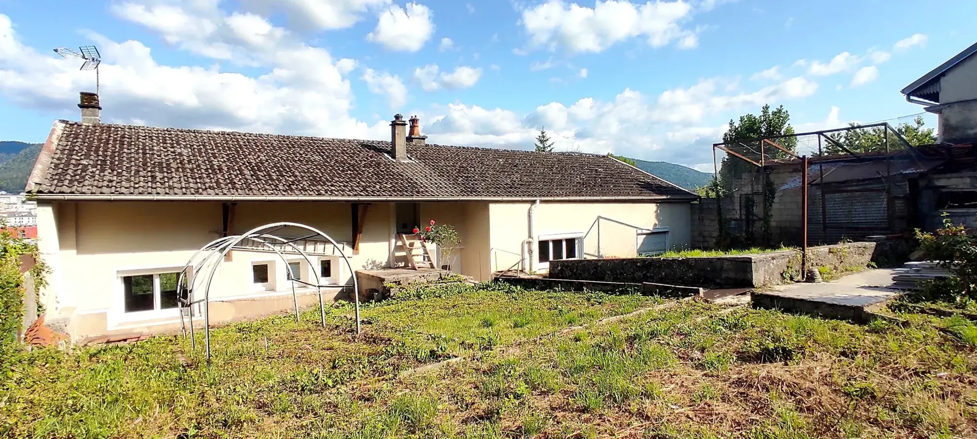 Maison à rénover à Oyonnax, potentiel pour investisseurs et artisans 