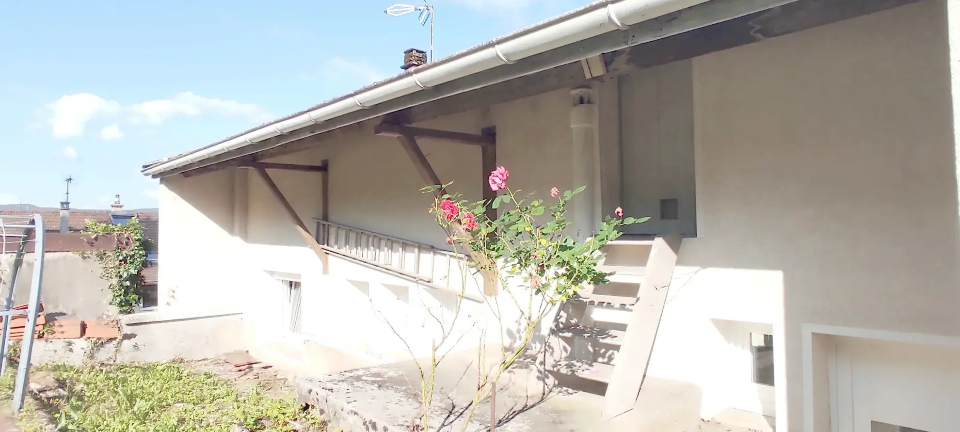 Maison à rénover à Oyonnax, potentiel pour investisseurs et artisans