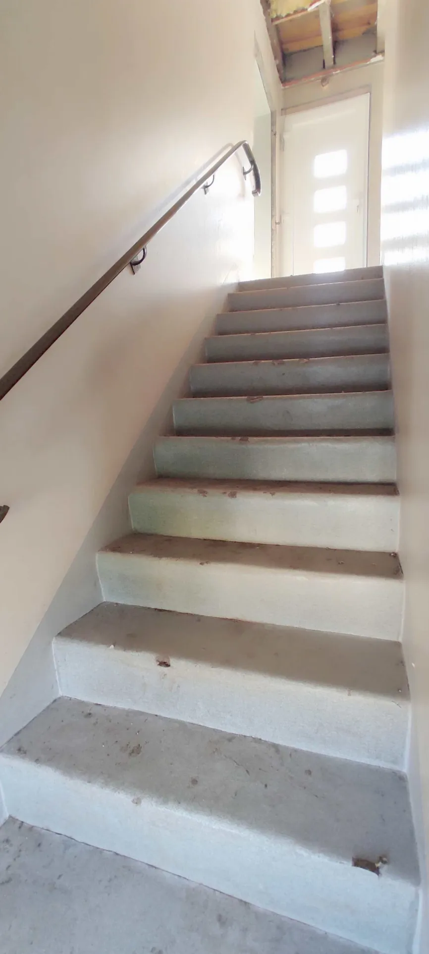 Maison à rénover à Oyonnax, potentiel pour investisseurs et artisans 