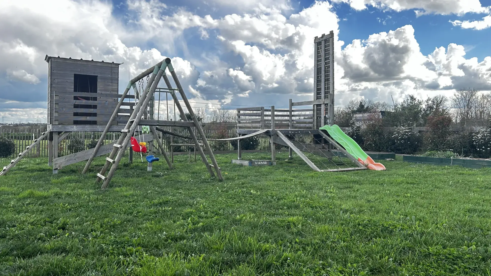 Magnifique maison en ossature bois avec piscine à Coulon - Éco-responsable, récente et spacieuse 