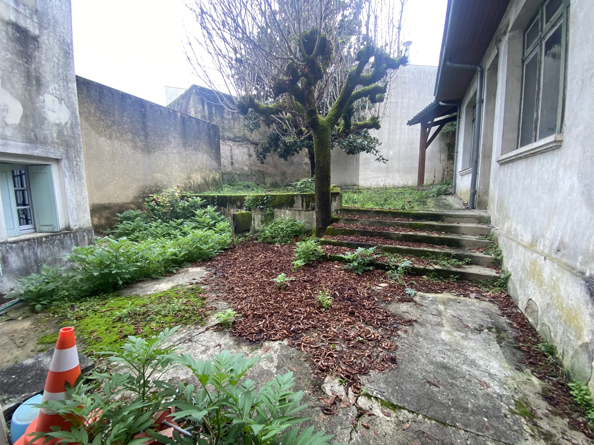 Grande maison de ville rénovée de 230 m² avec dépendance et jardin à La Réole 