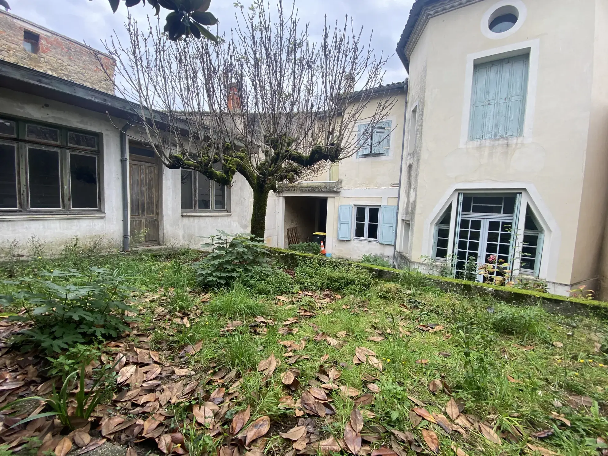 Grande maison de ville rénovée de 230 m² avec dépendance et jardin à La Réole 