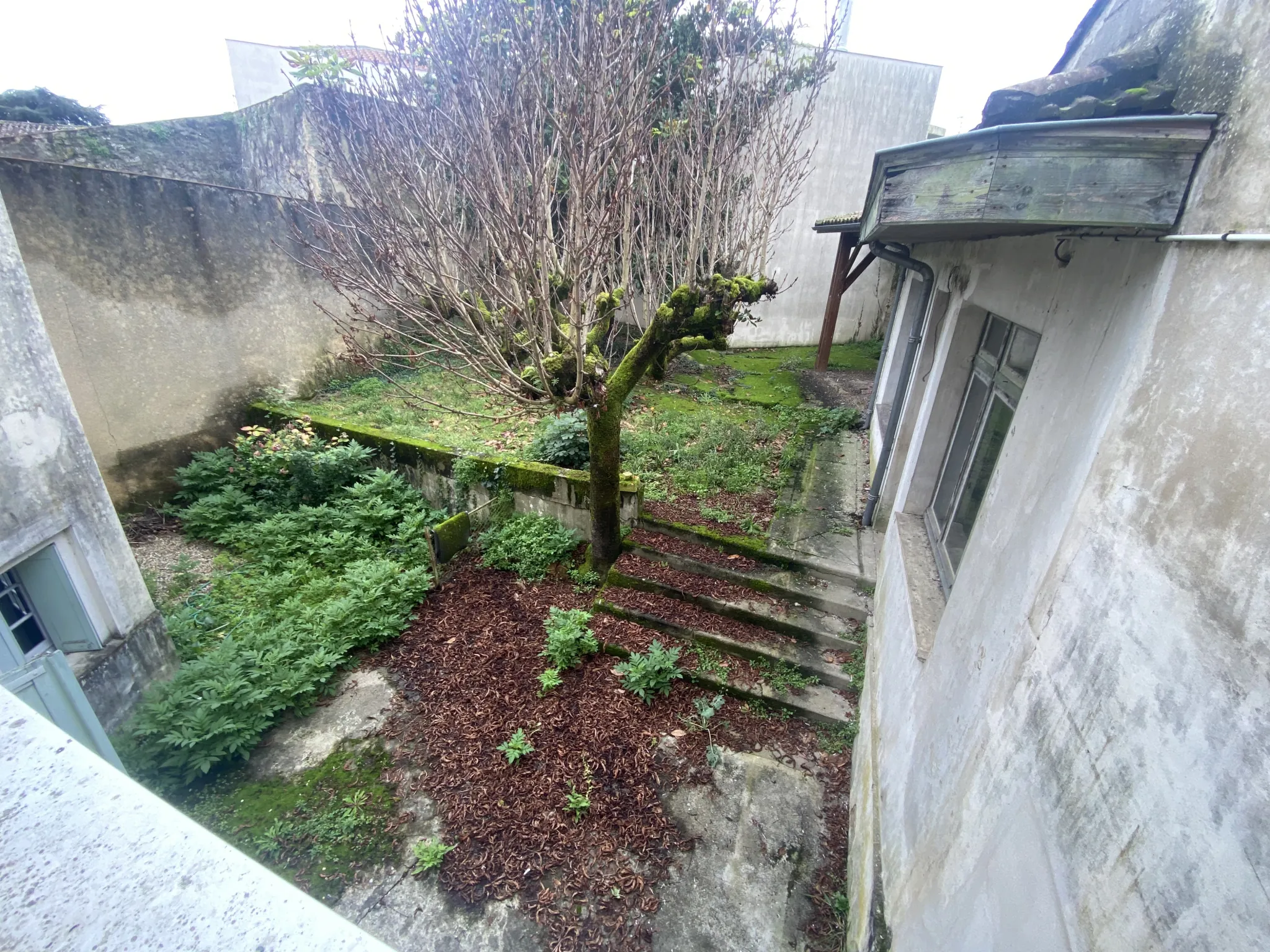 Grande maison de ville rénovée de 230 m² avec dépendance et jardin à La Réole 