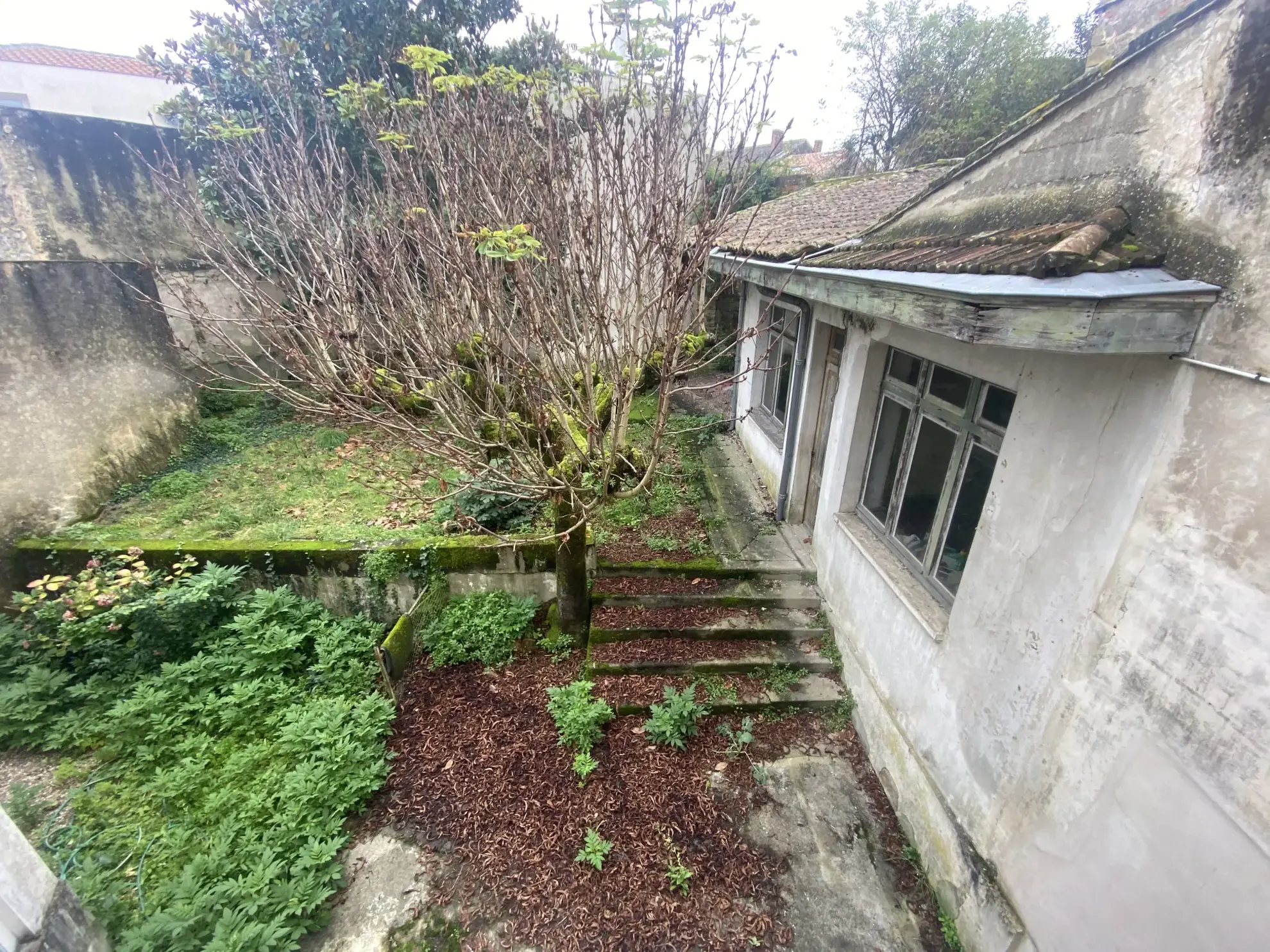 Grande maison de ville rénovée de 230 m² avec dépendance et jardin à La Réole 