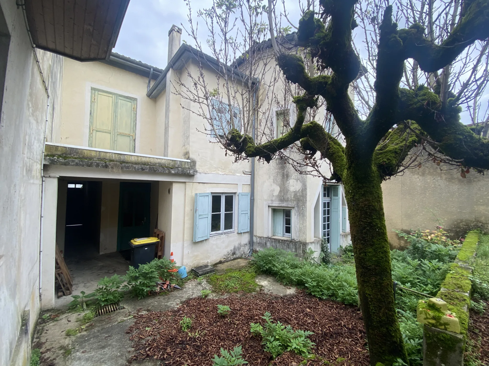 Grande maison de ville rénovée de 230 m² avec dépendance et jardin à La Réole 