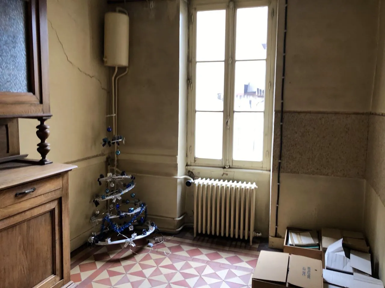 Immeuble mixte à vendre à Marcigny avec local commercial et appartements à rénover 