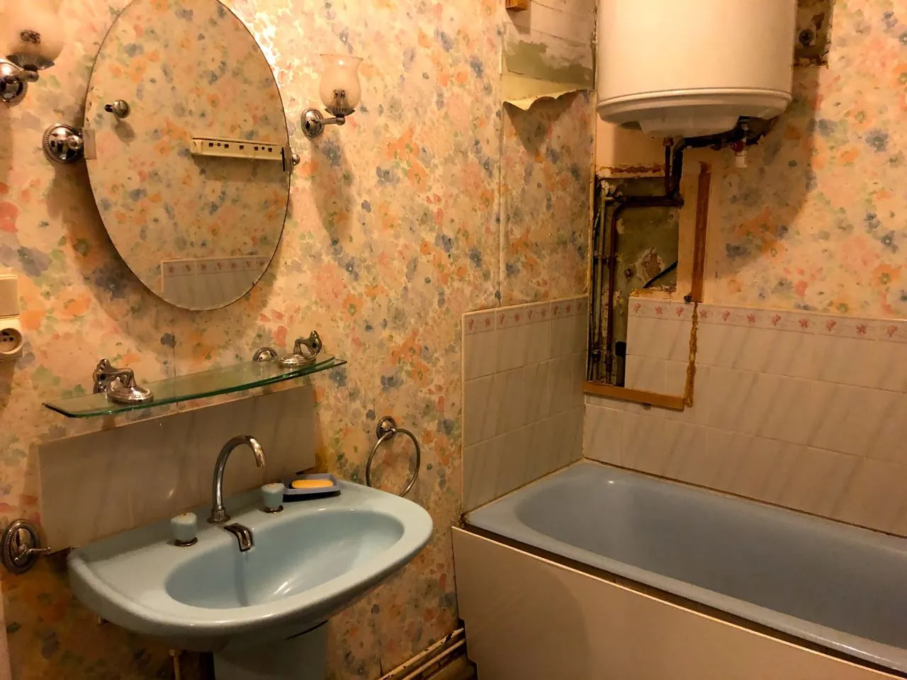 Immeuble mixte à vendre à Marcigny avec local commercial et appartements à rénover 