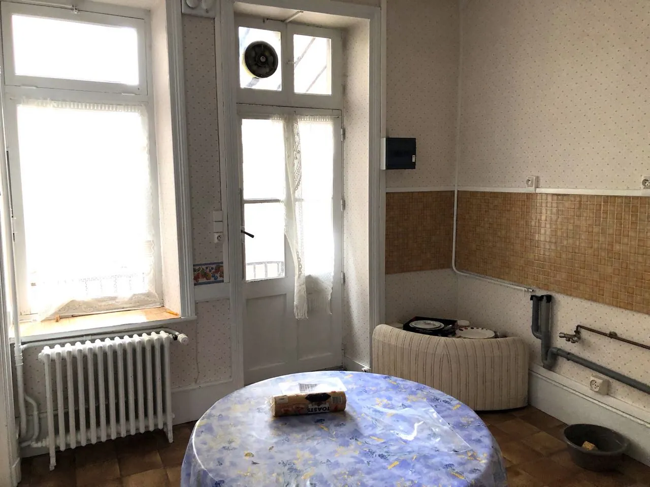 Immeuble mixte à vendre à Marcigny avec local commercial et appartements à rénover 