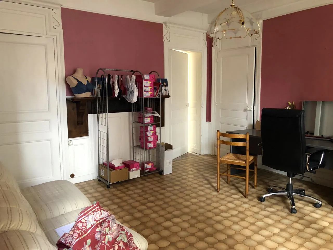 Immeuble mixte à vendre à Marcigny avec local commercial et appartements à rénover 