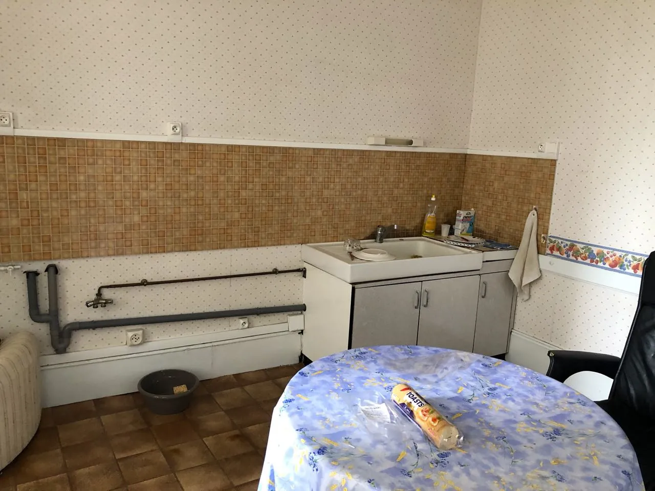 Immeuble mixte à vendre à Marcigny avec local commercial et appartements à rénover 