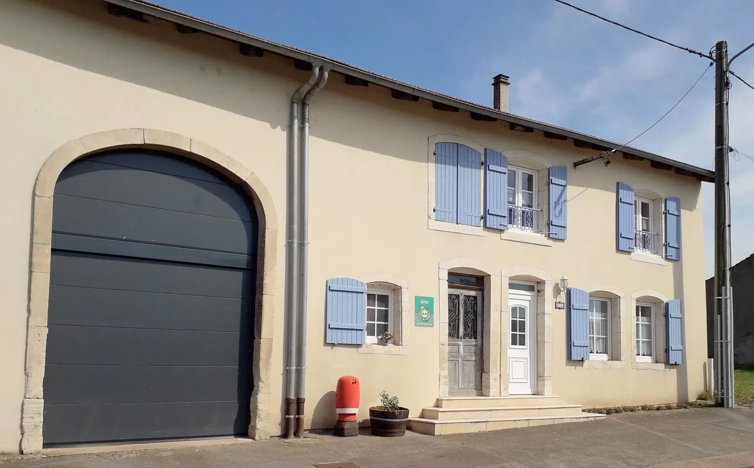 Grande maison lumineuse de 180 m² avec grange et hangar à Gerbécourt