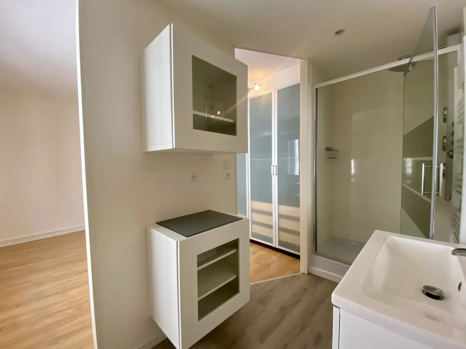 Maison de ville à Vias avec grande terrasse, jacuzzi, garage et appartement indépendant 