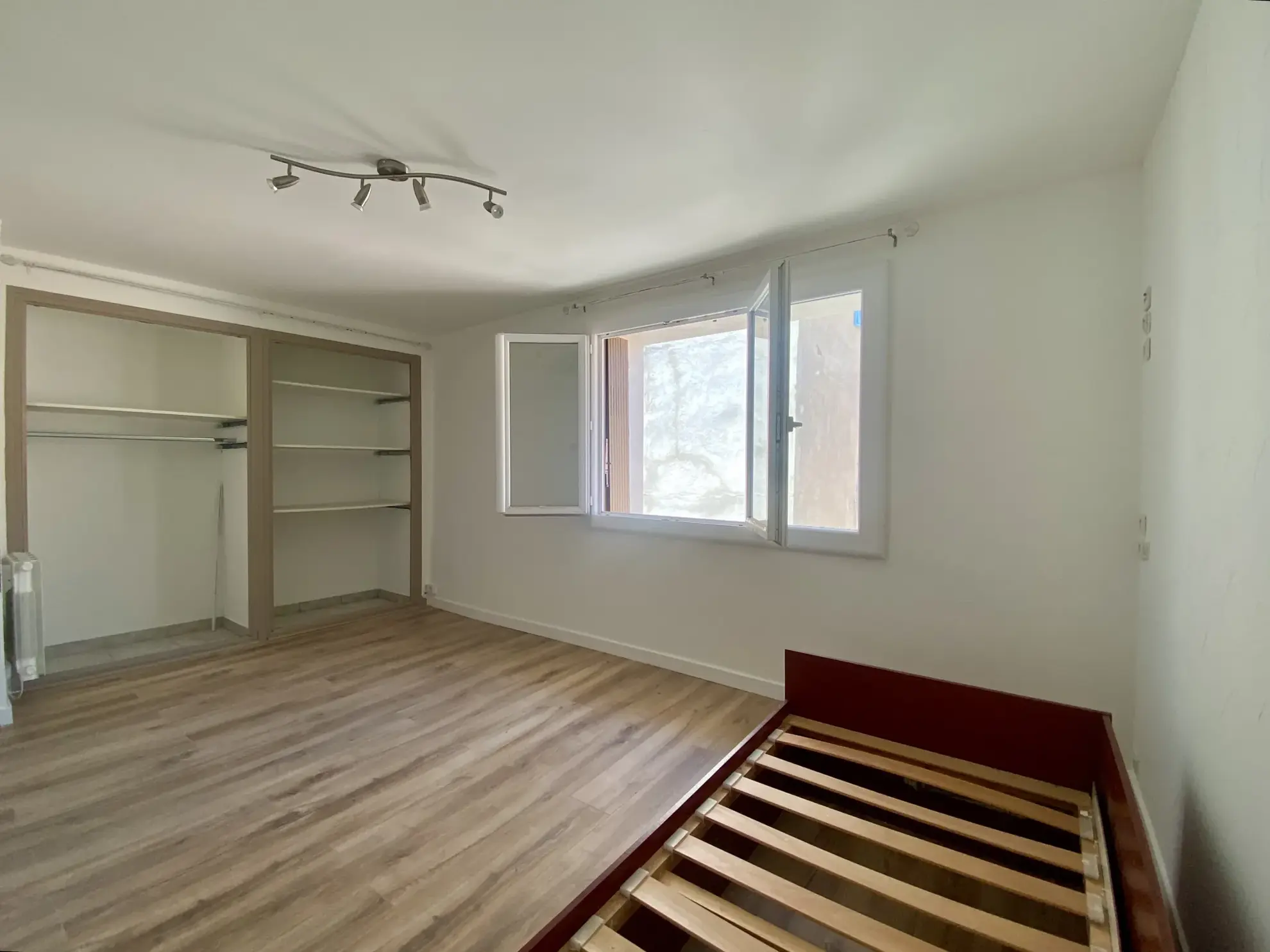 Maison de ville à Vias avec grande terrasse, jacuzzi, garage et appartement indépendant 