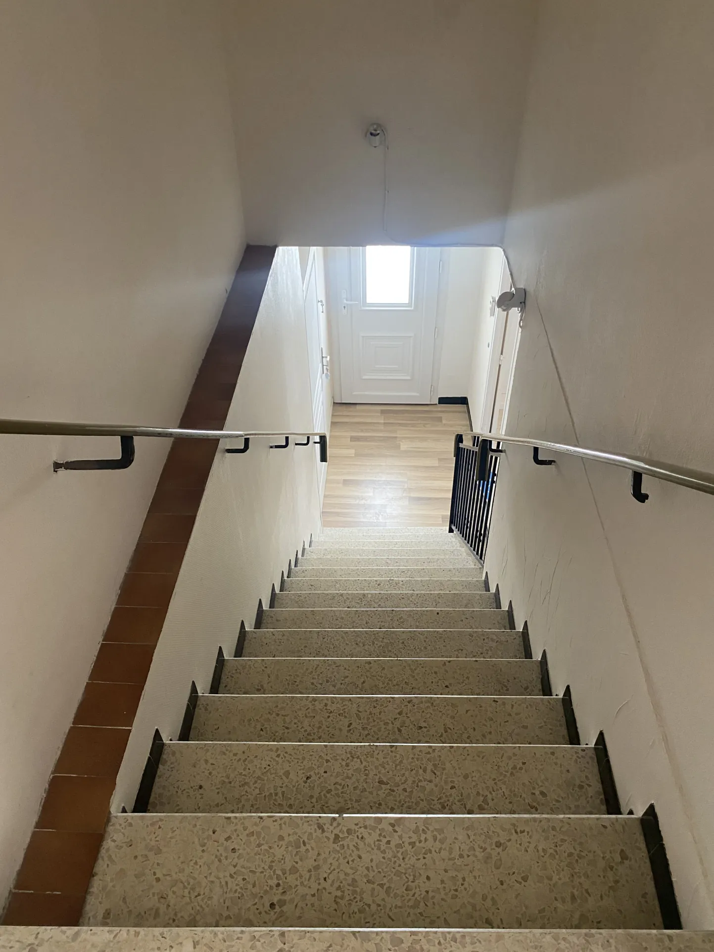 Maison de ville à Vias avec grande terrasse, jacuzzi, garage et appartement indépendant 