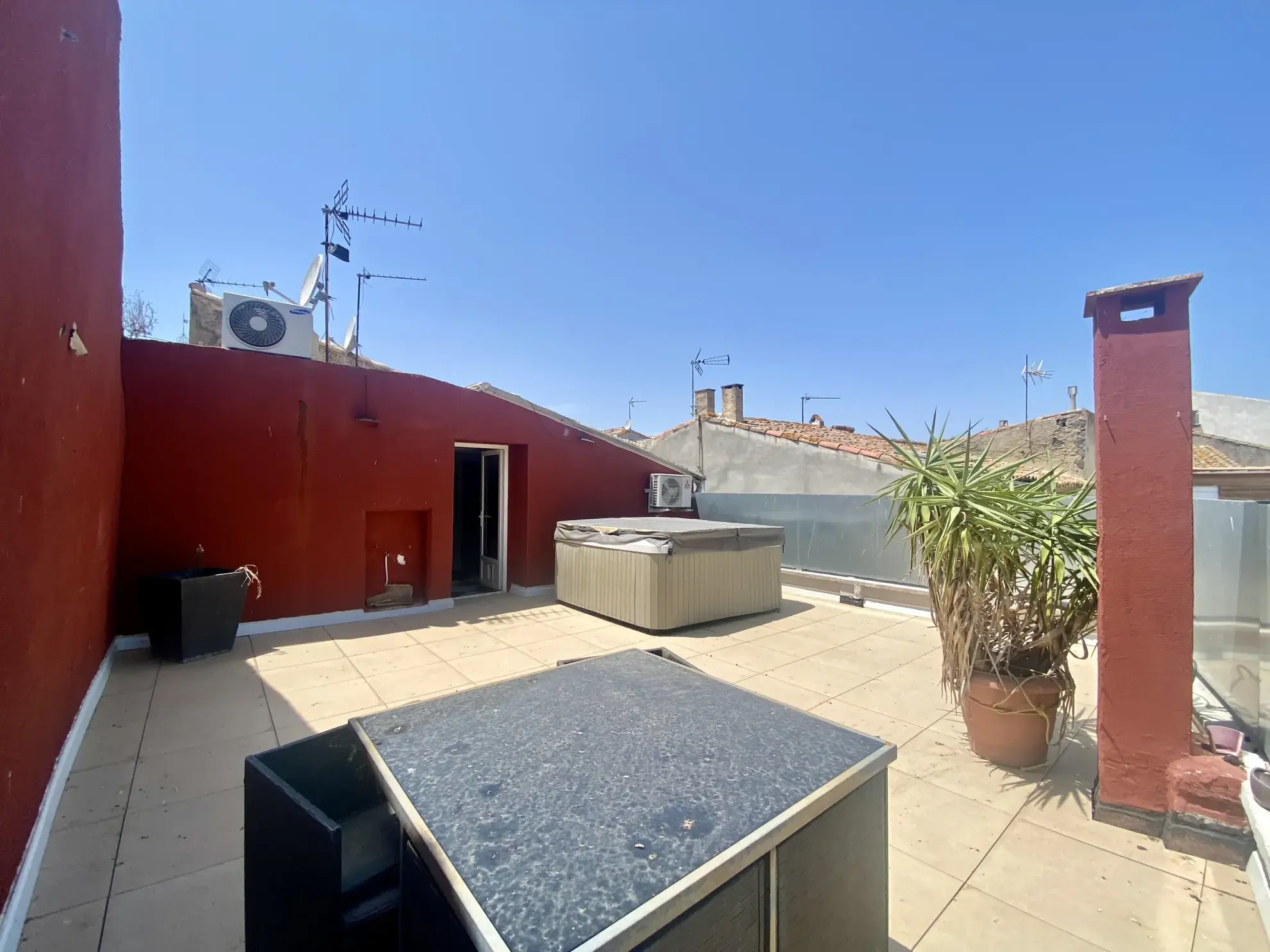 Maison de ville à Vias avec grande terrasse, jacuzzi, garage et appartement indépendant 