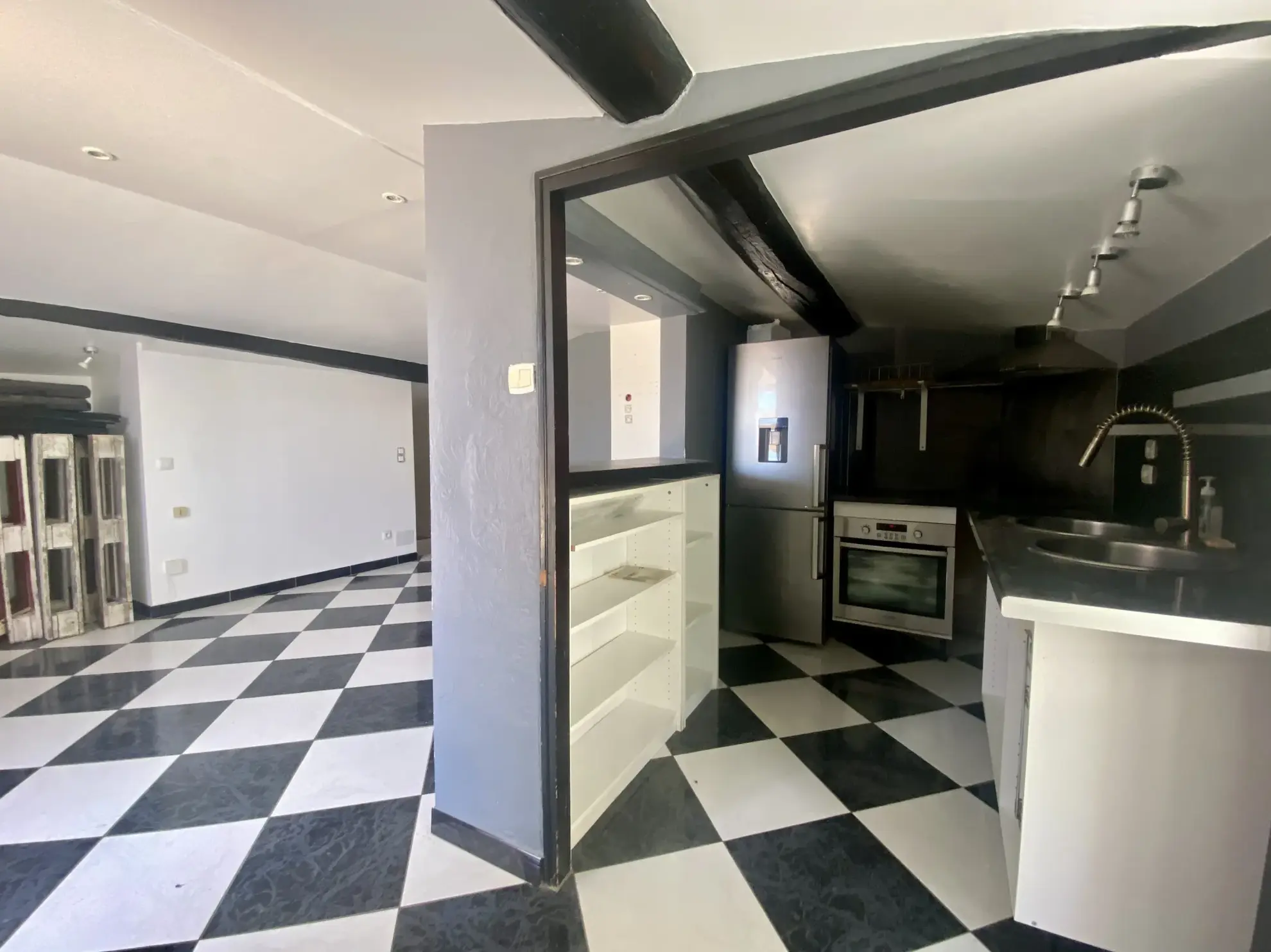 Maison de ville à Vias avec grande terrasse, jacuzzi, garage et appartement indépendant 