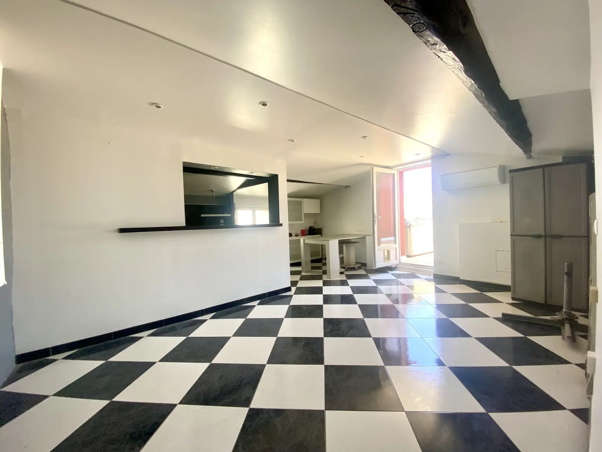 Maison de ville à Vias avec grande terrasse, jacuzzi, garage et appartement indépendant 