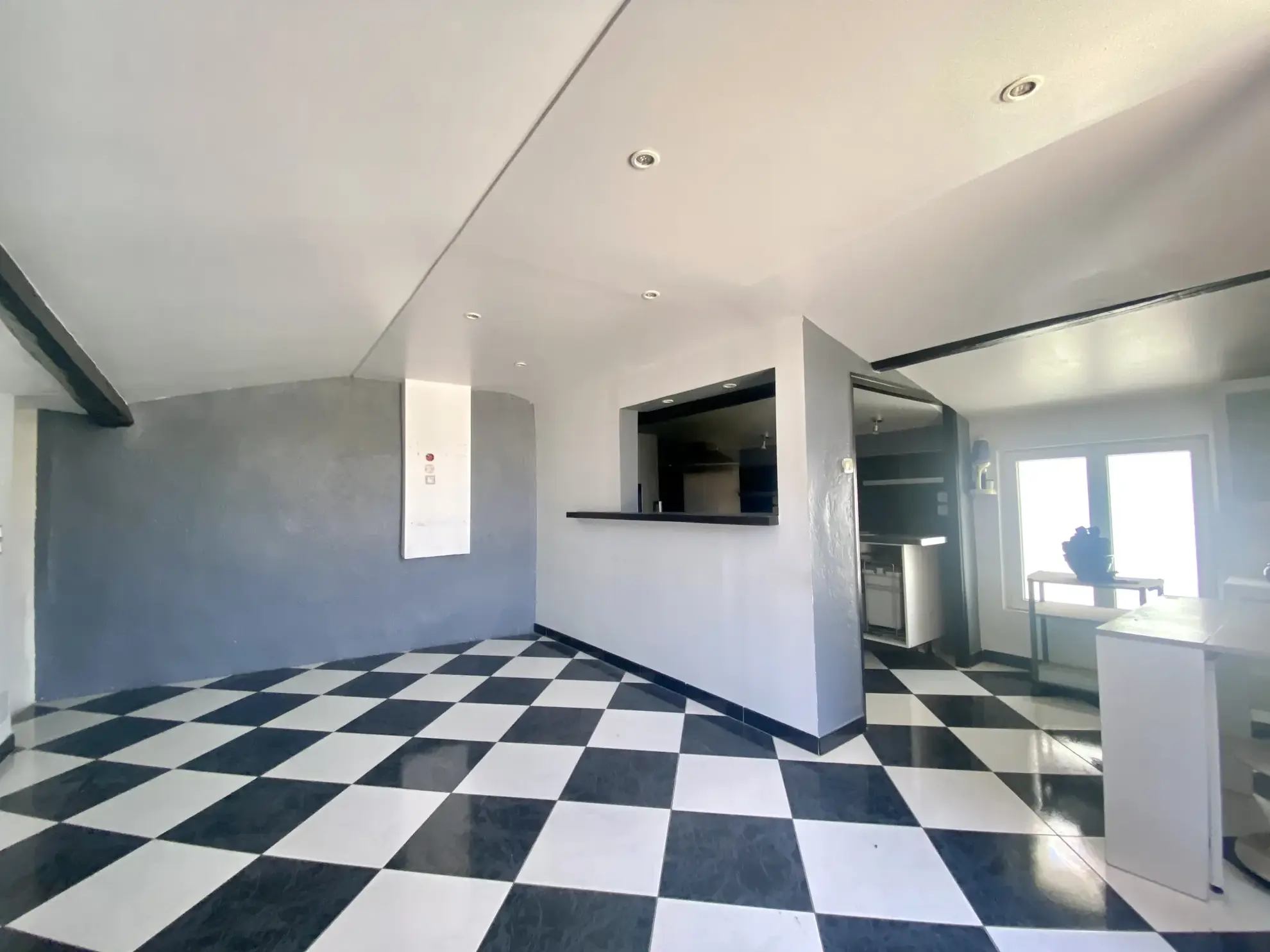 Maison de ville à Vias avec grande terrasse, jacuzzi, garage et appartement indépendant 