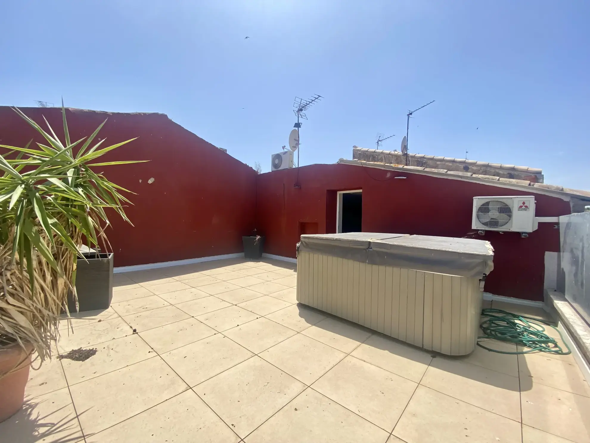 Maison de ville à Vias avec grande terrasse, jacuzzi, garage et appartement indépendant