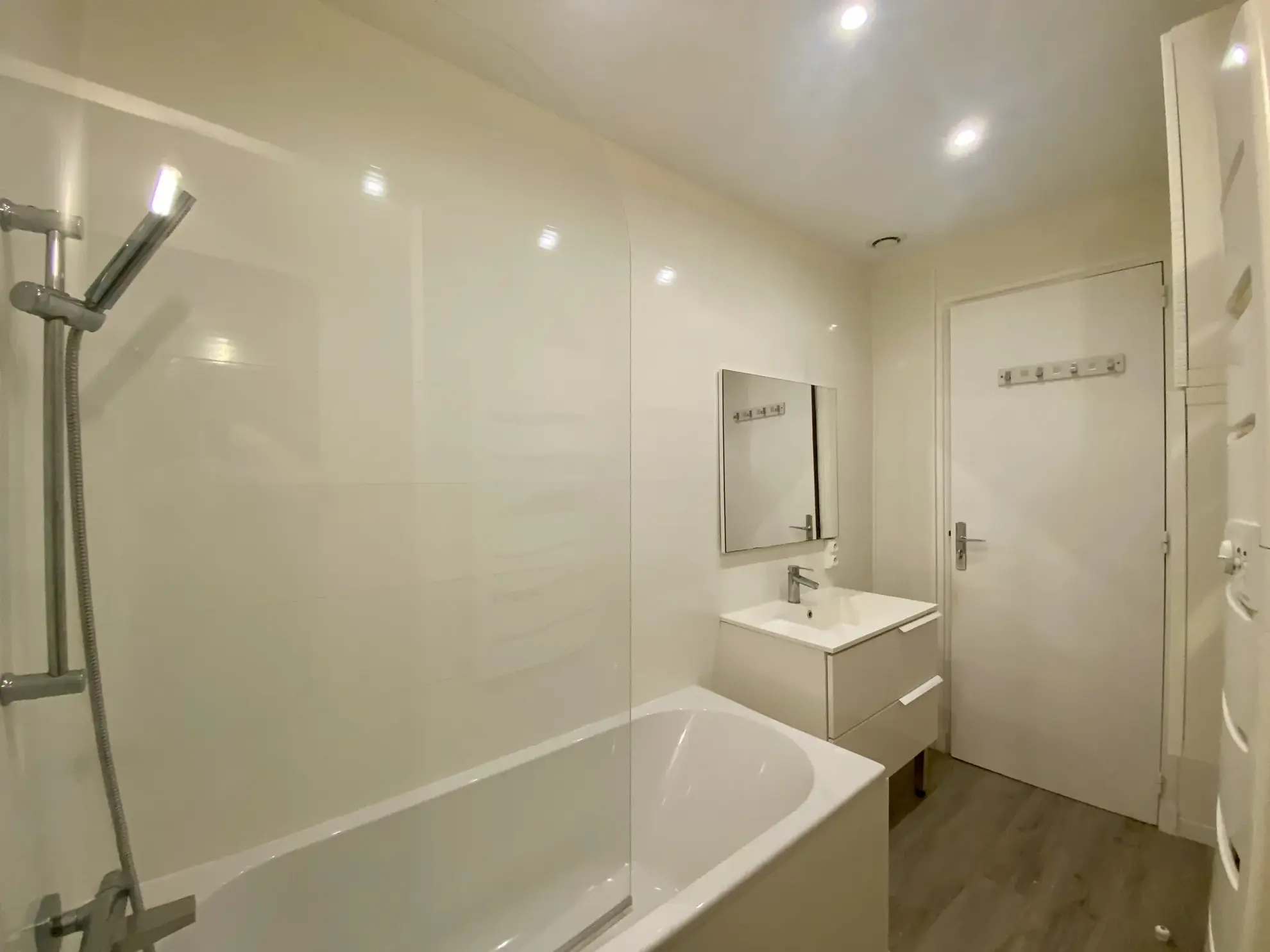 Maison de ville à Vias avec grande terrasse, jacuzzi, garage et appartement indépendant 