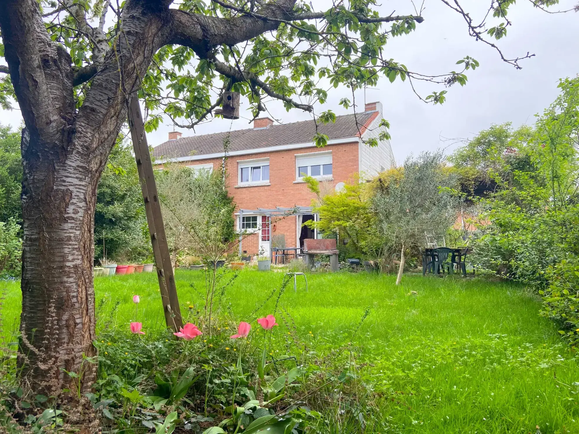 Maison 3 chambres et bureau à vendre à Jeumont, calme et jardin clos 