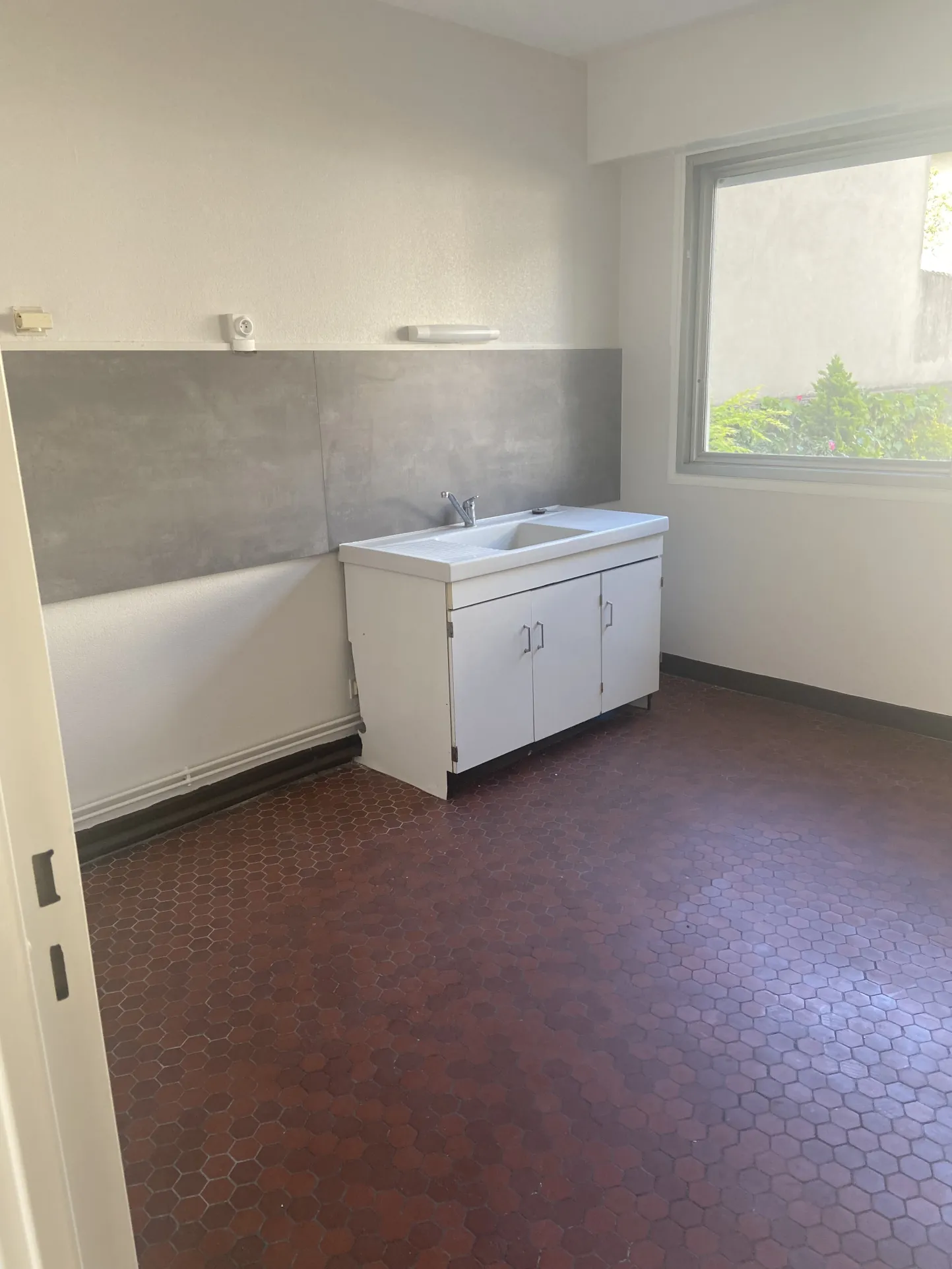 Appartement 2 pièces en rez-de-jardin à Vierzon avec terrasse et garage 