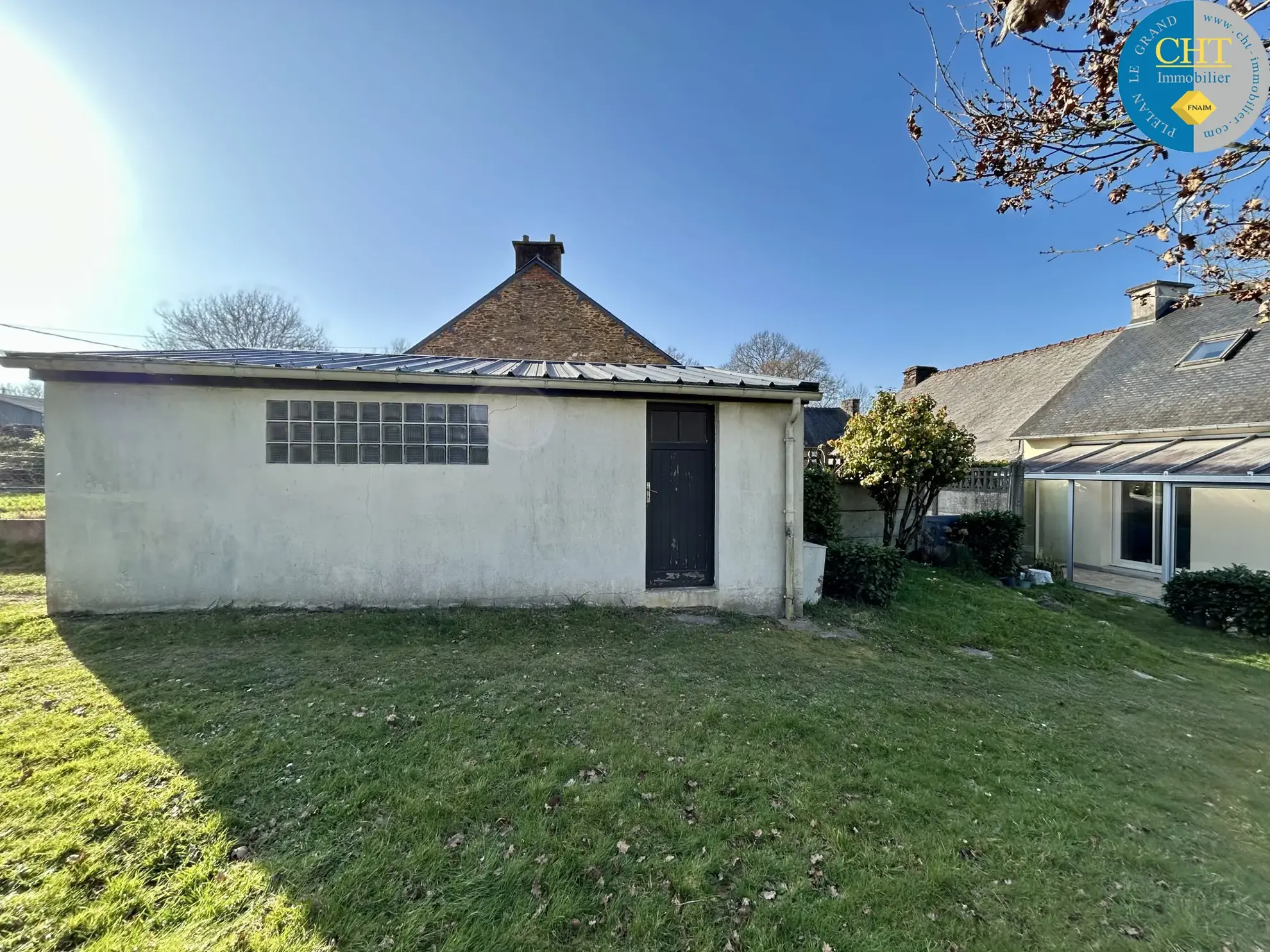 Maison en pierre rénovée à Monteneuf, 3 chambres, proche Guér, terrain arboré de 599 m² 