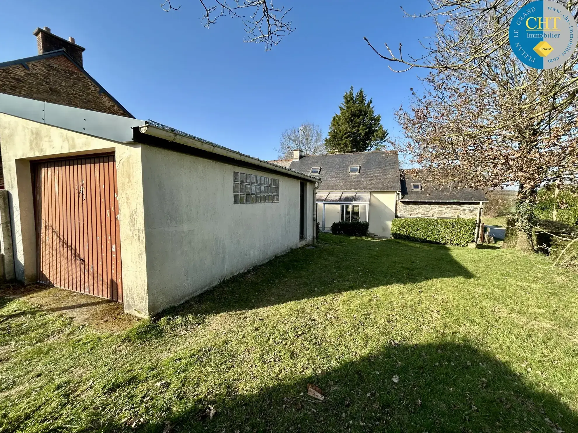 Maison en pierre rénovée à Monteneuf, 3 chambres, proche Guér, terrain arboré de 599 m² 