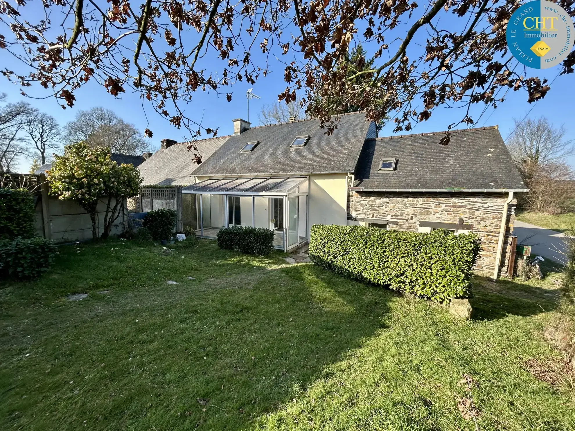 Maison en pierre rénovée à Monteneuf, 3 chambres, proche Guér, terrain arboré de 599 m² 