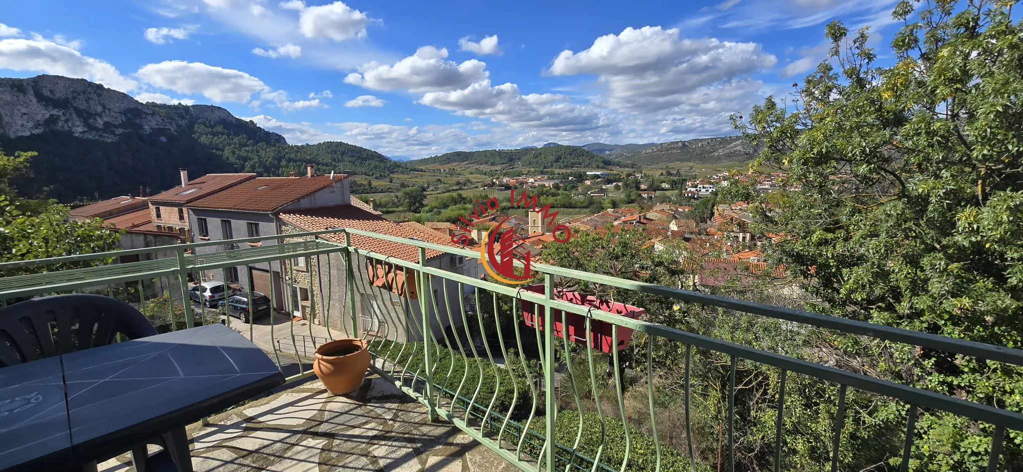 Maison de village à vendre avec terrasses et vue panoramique à Tautavel
